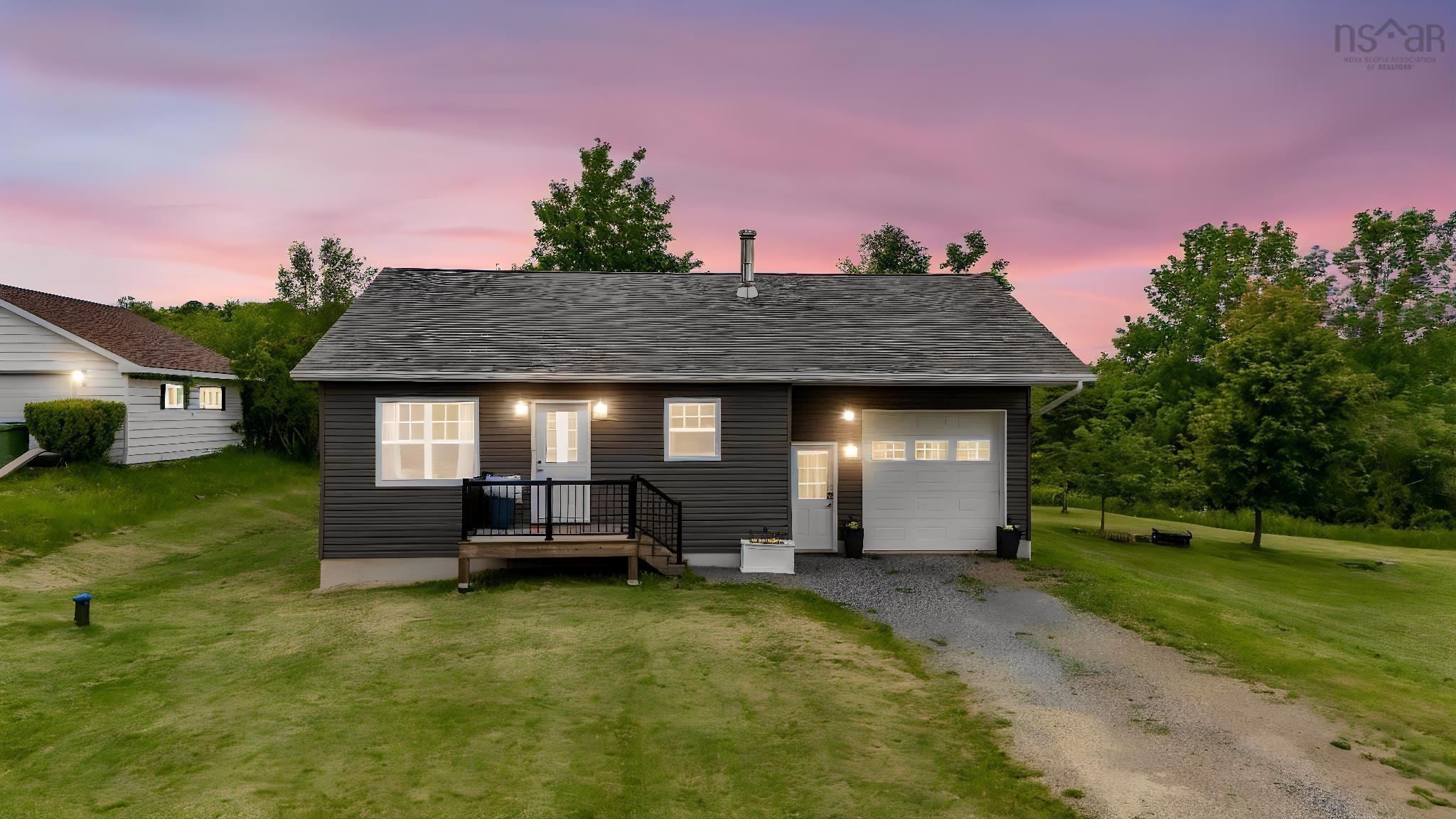 $399,900.00: 13911 Highway 1, Hants Border