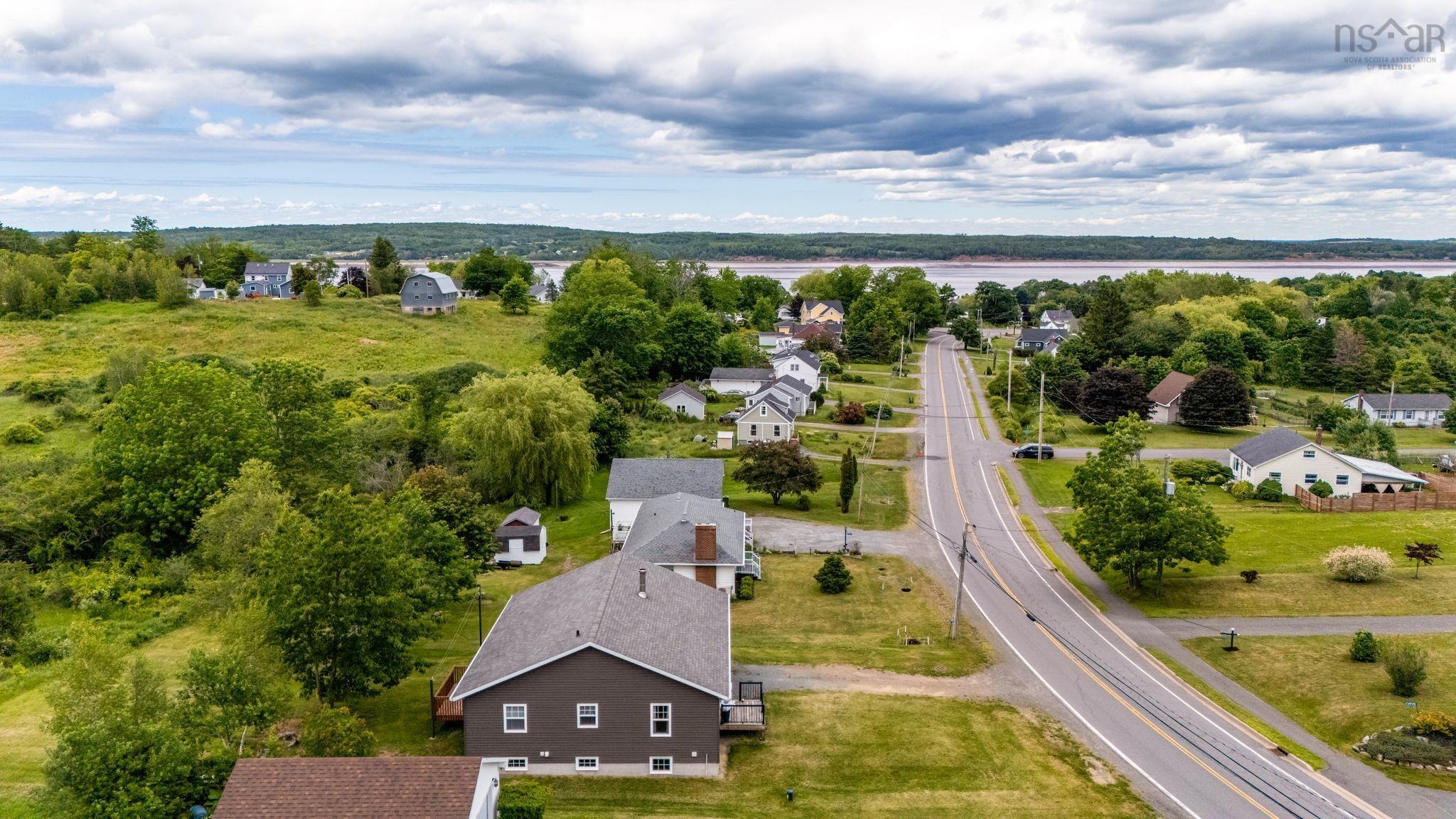 $399,900.00: 13911 Highway 1, Hants Border