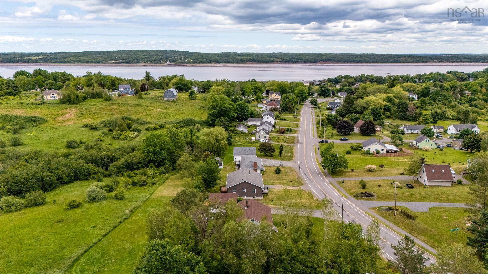 $399,900.00: 13911 Highway 1, Hants Border