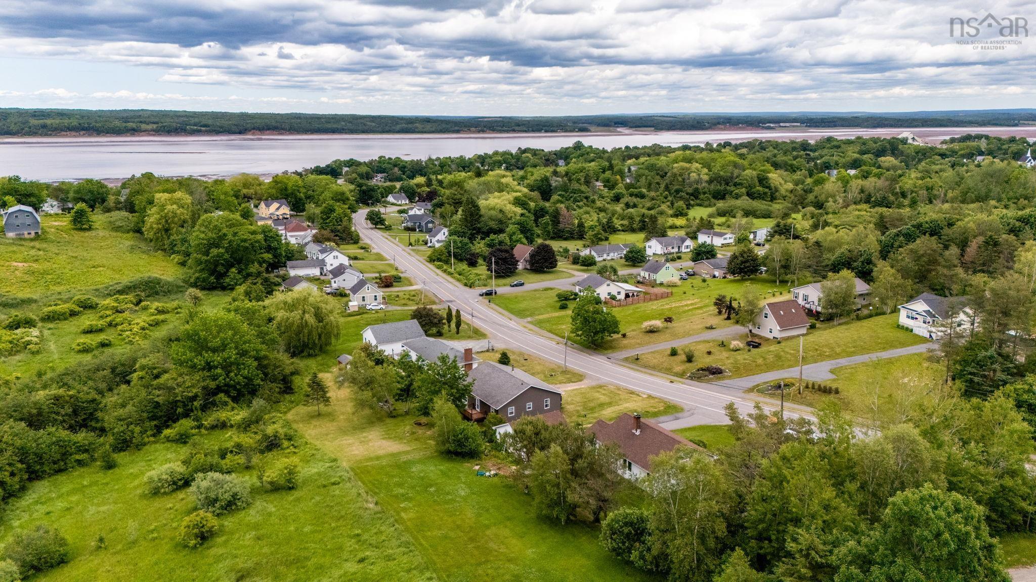 $399,900.00: 13911 Highway 1, Hants Border