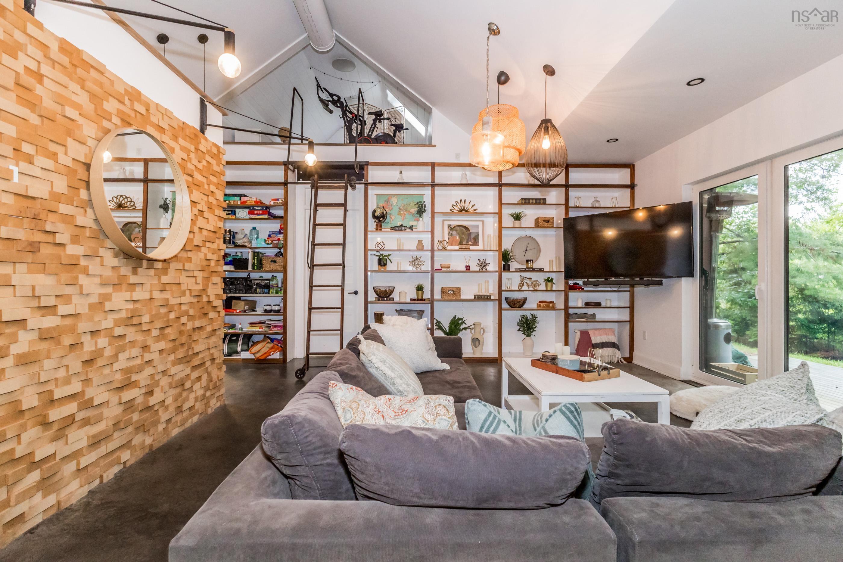 $1,300,000.00: 65 Jessicas Way, Greenwich