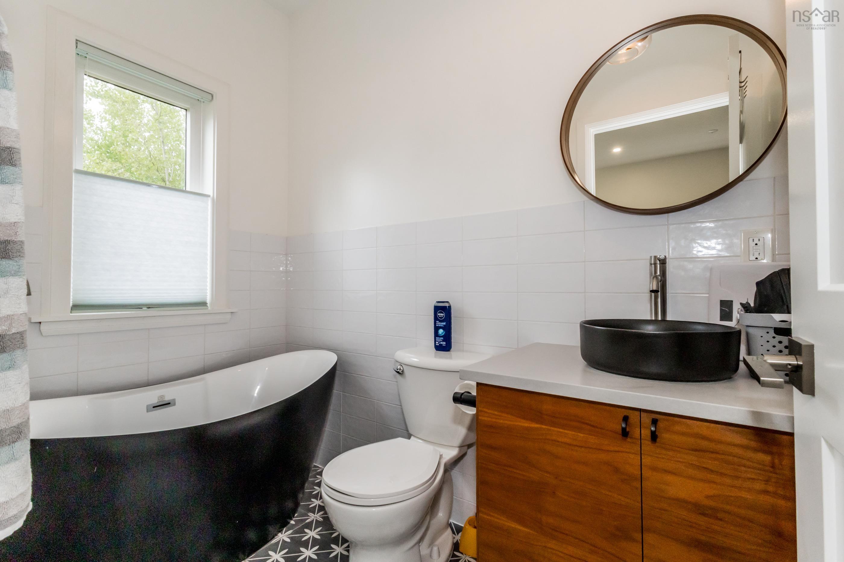 $1,300,000.00: 65 Jessicas Way, Greenwich