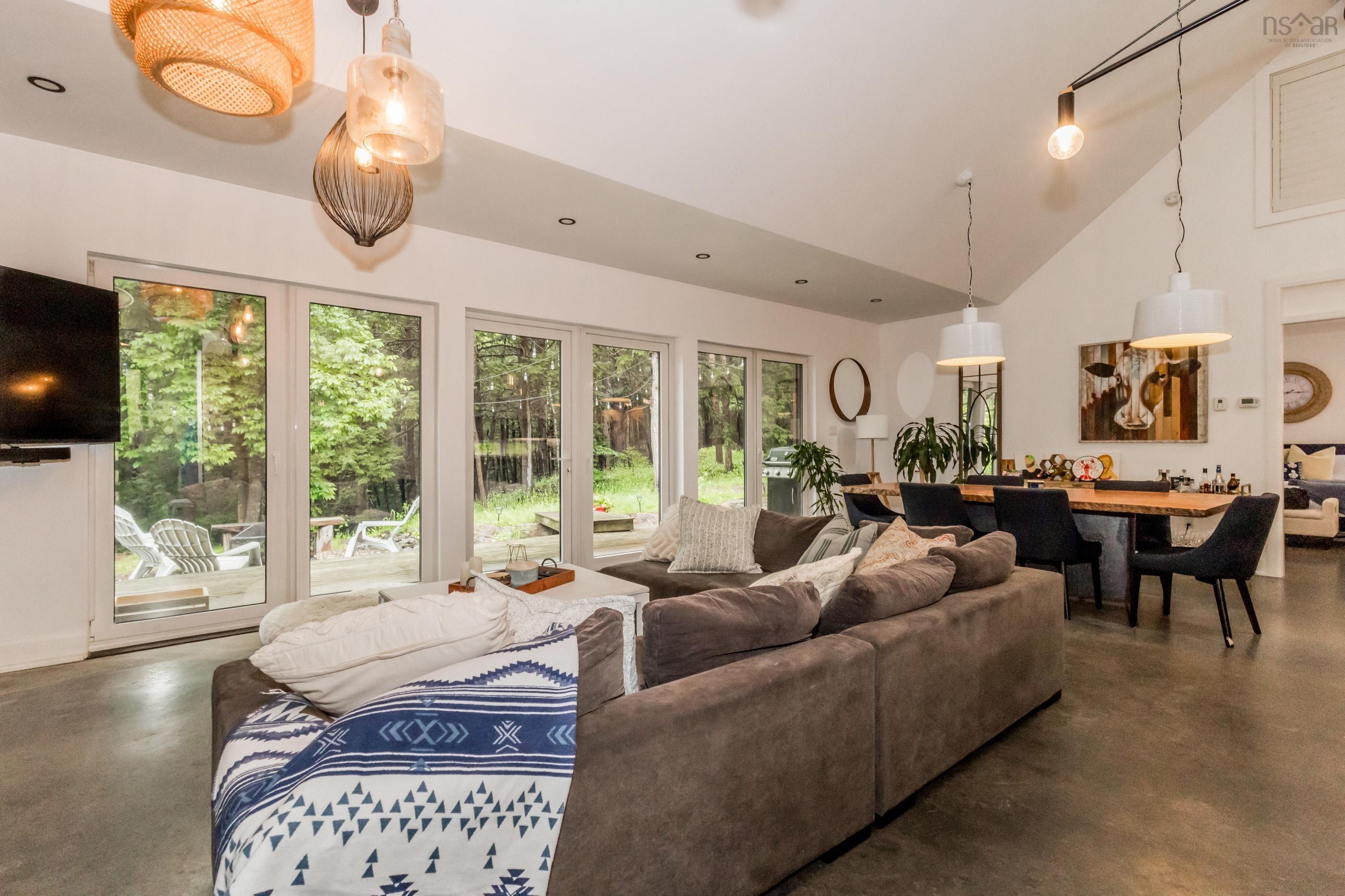 $1,300,000.00: 65 Jessicas Way, Greenwich