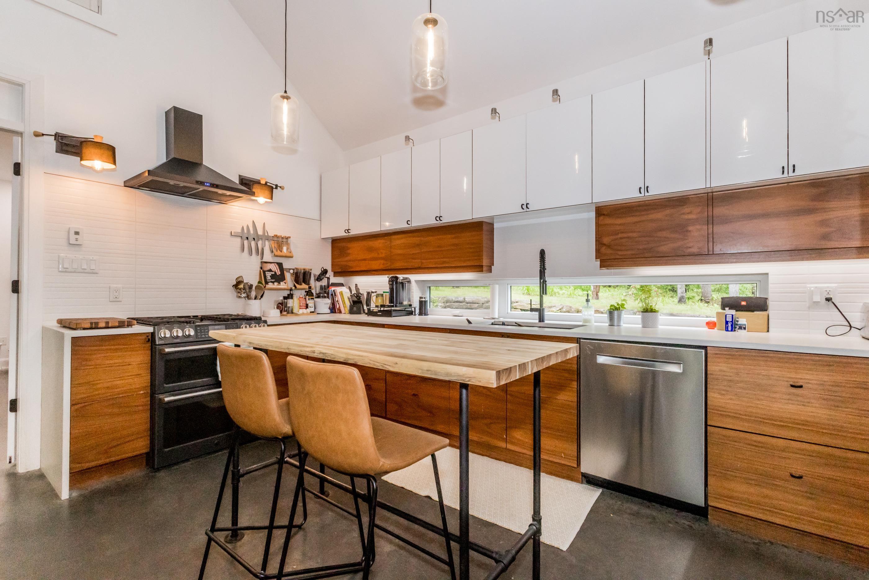 $1,300,000.00: 65 Jessicas Way, Greenwich