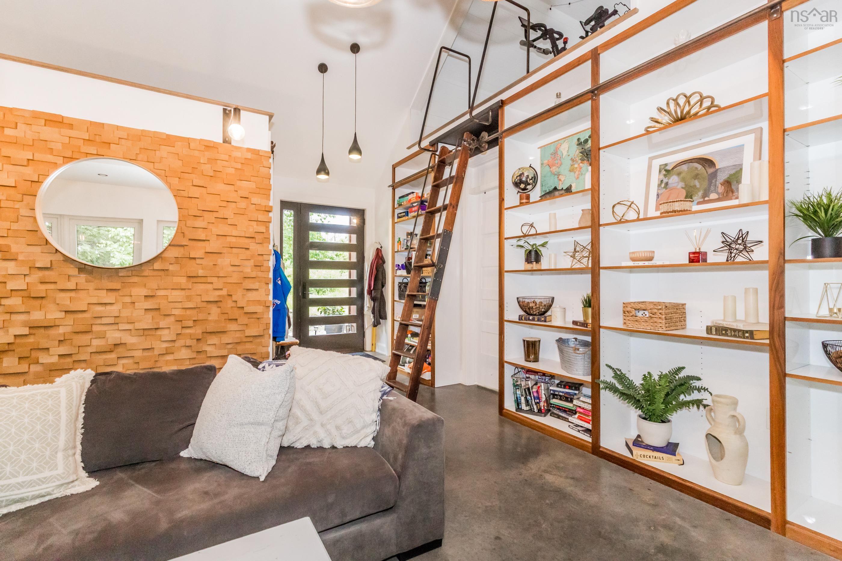 $1,300,000.00: 65 Jessicas Way, Greenwich