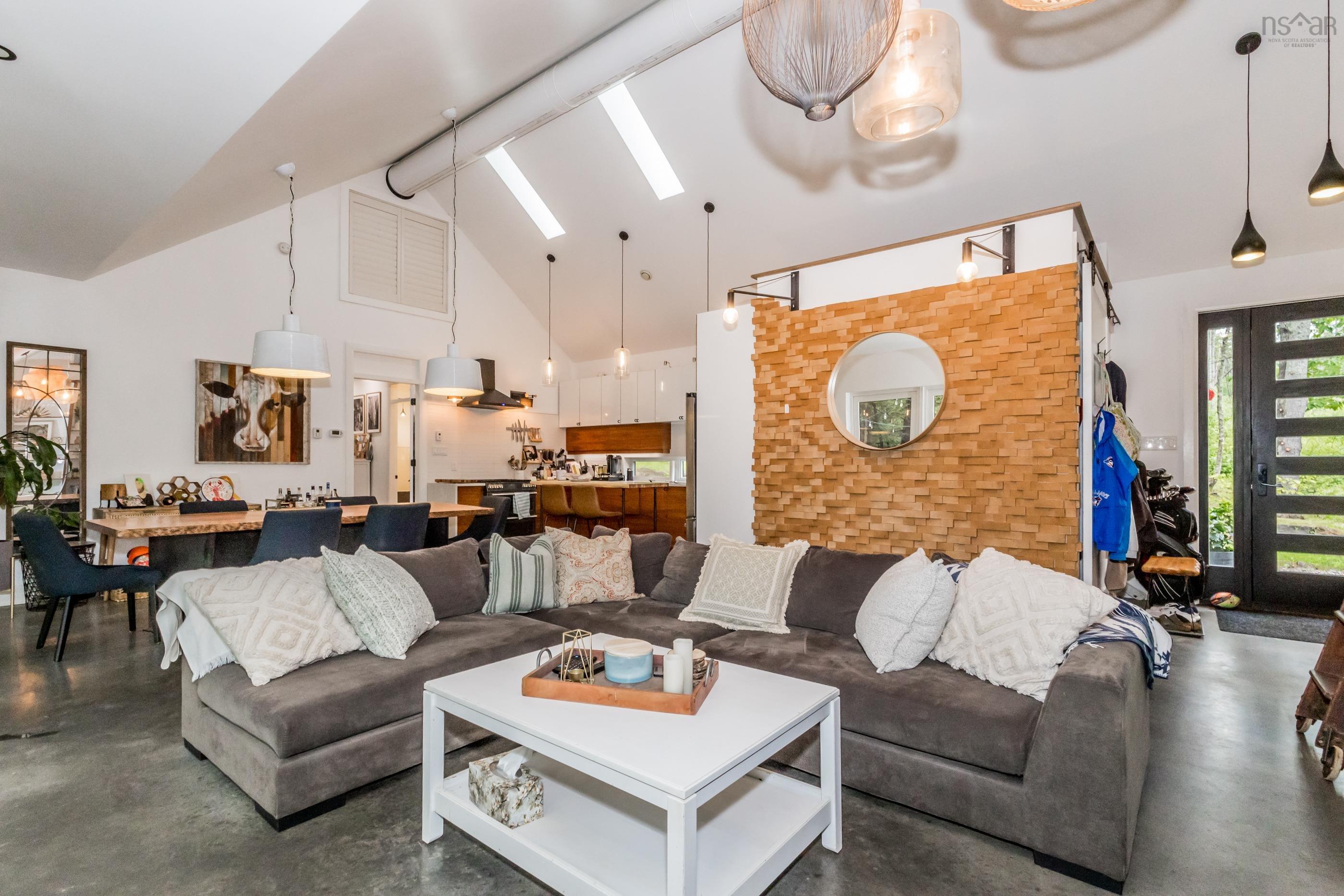 $1,300,000.00: 65 Jessicas Way, Greenwich