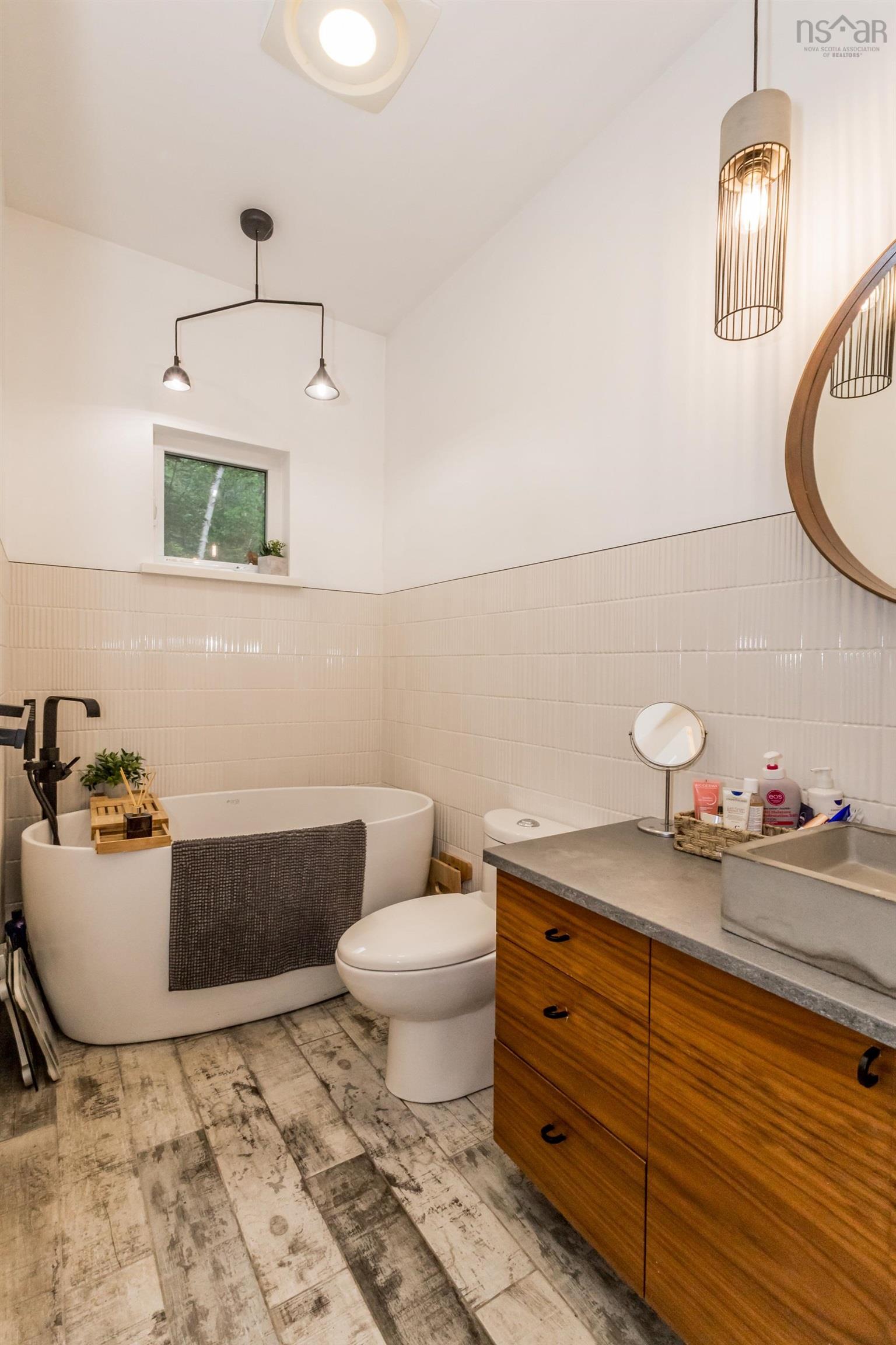 $1,300,000.00: 65 Jessicas Way, Greenwich