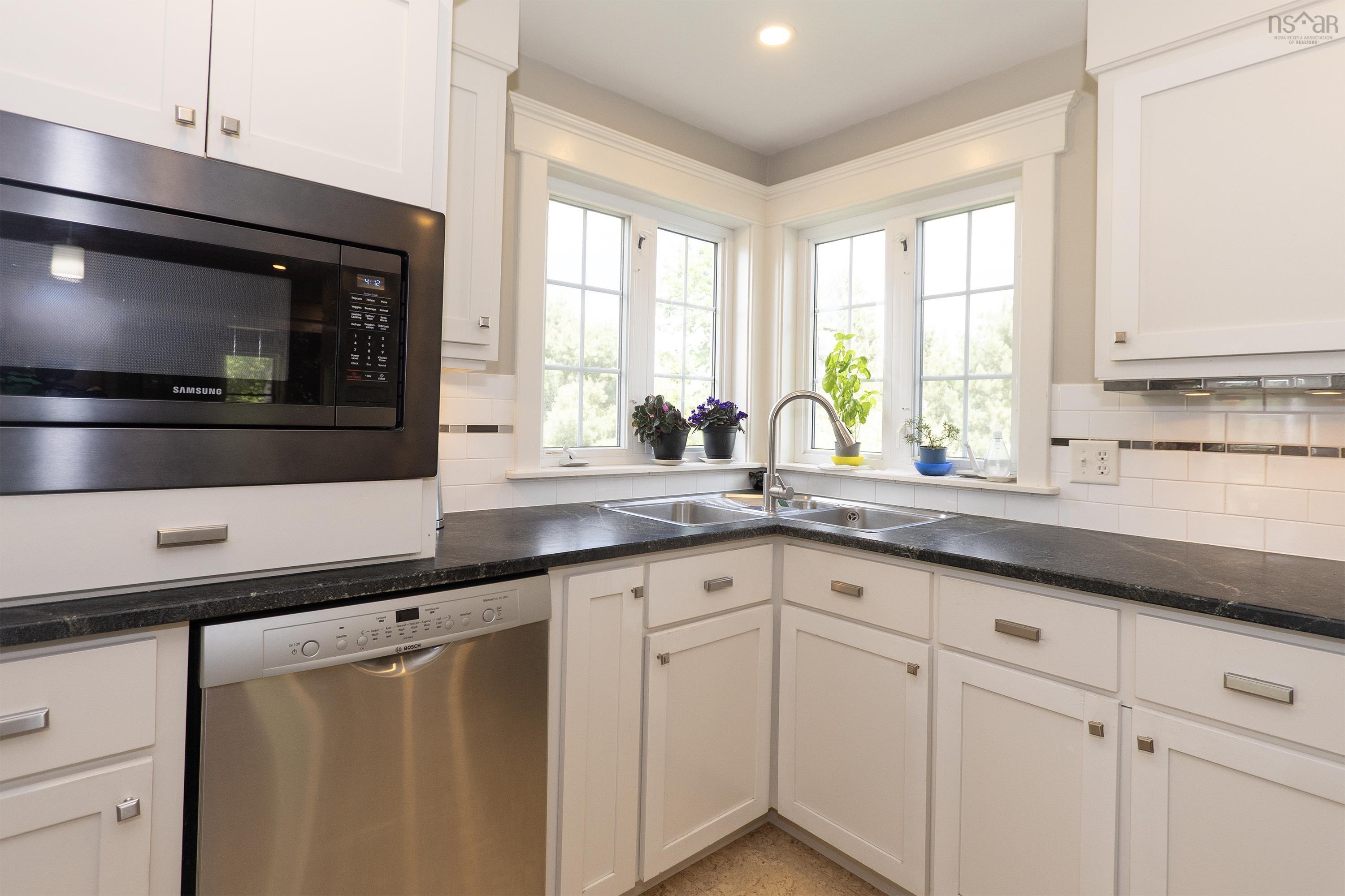 $679,999.00: 131 Fox Ranch Road, East Amherst