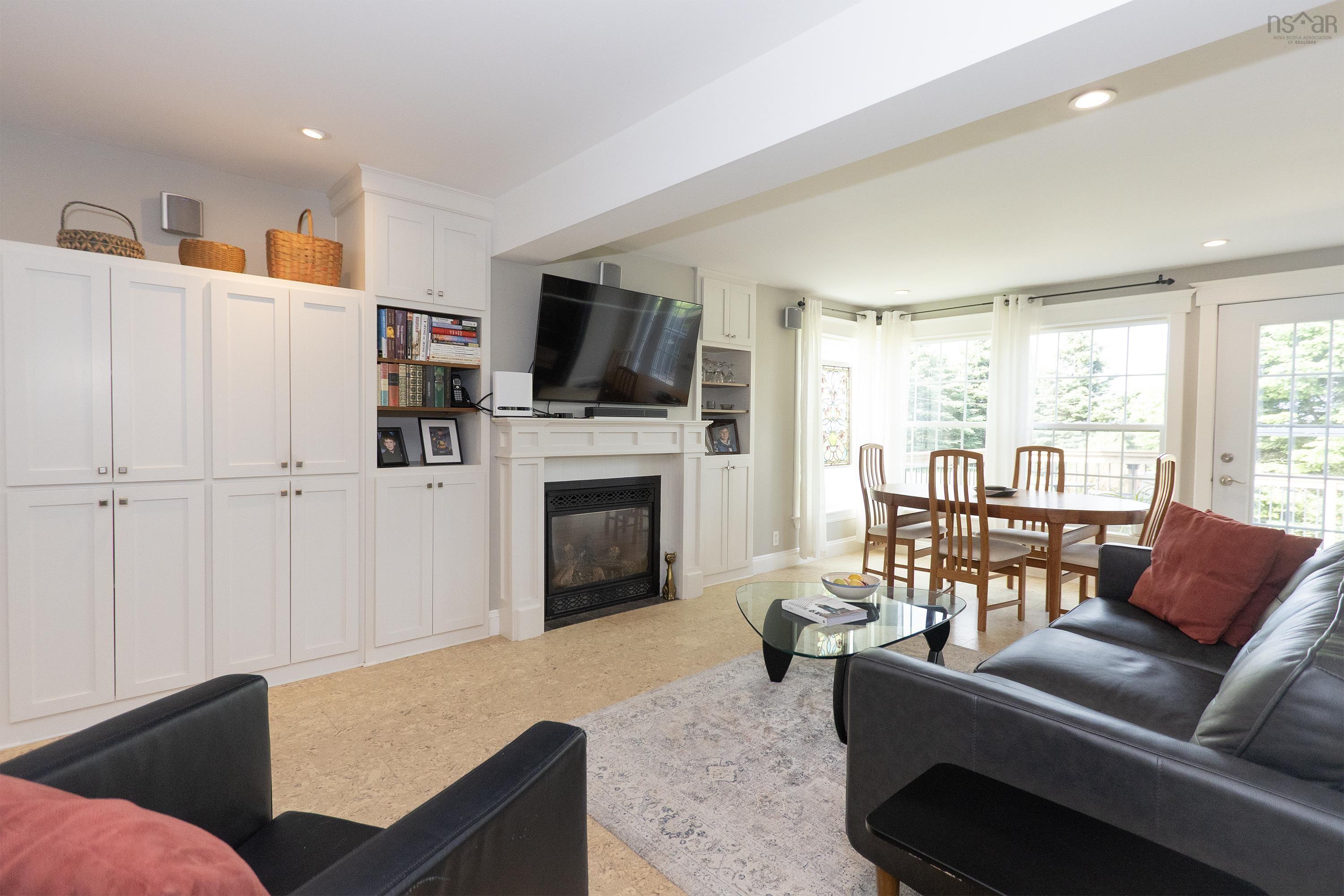 $679,999.00: 131 Fox Ranch Road, East Amherst