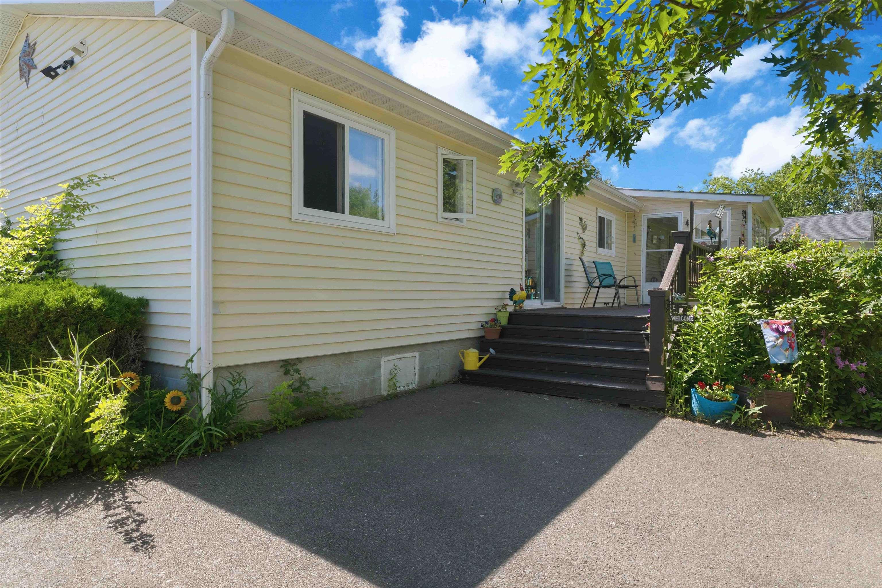 $339,900.00: 992 Howe Avenue, Greenwood