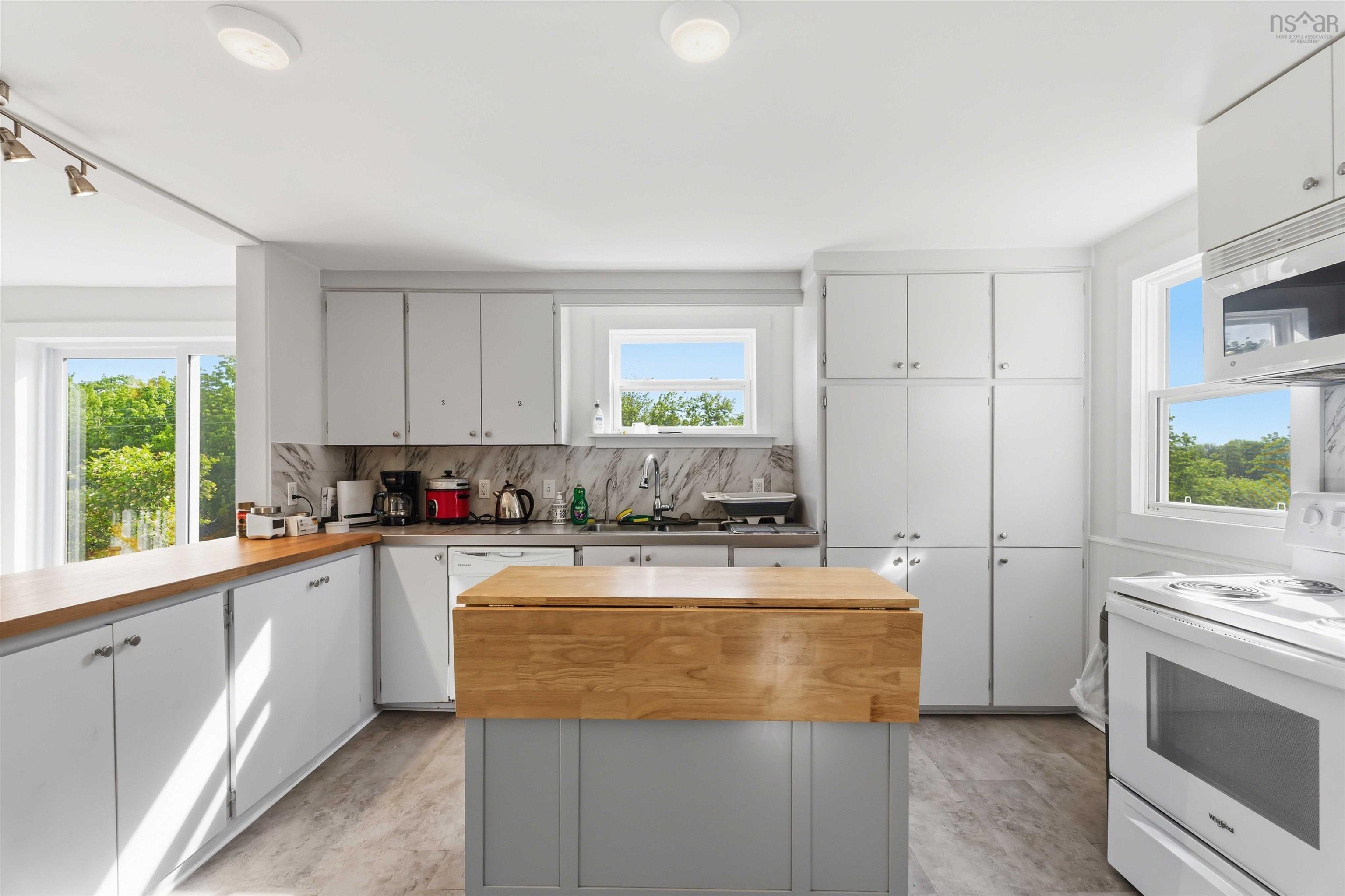 $465,000.00: 480 New Ross Road, Leminster