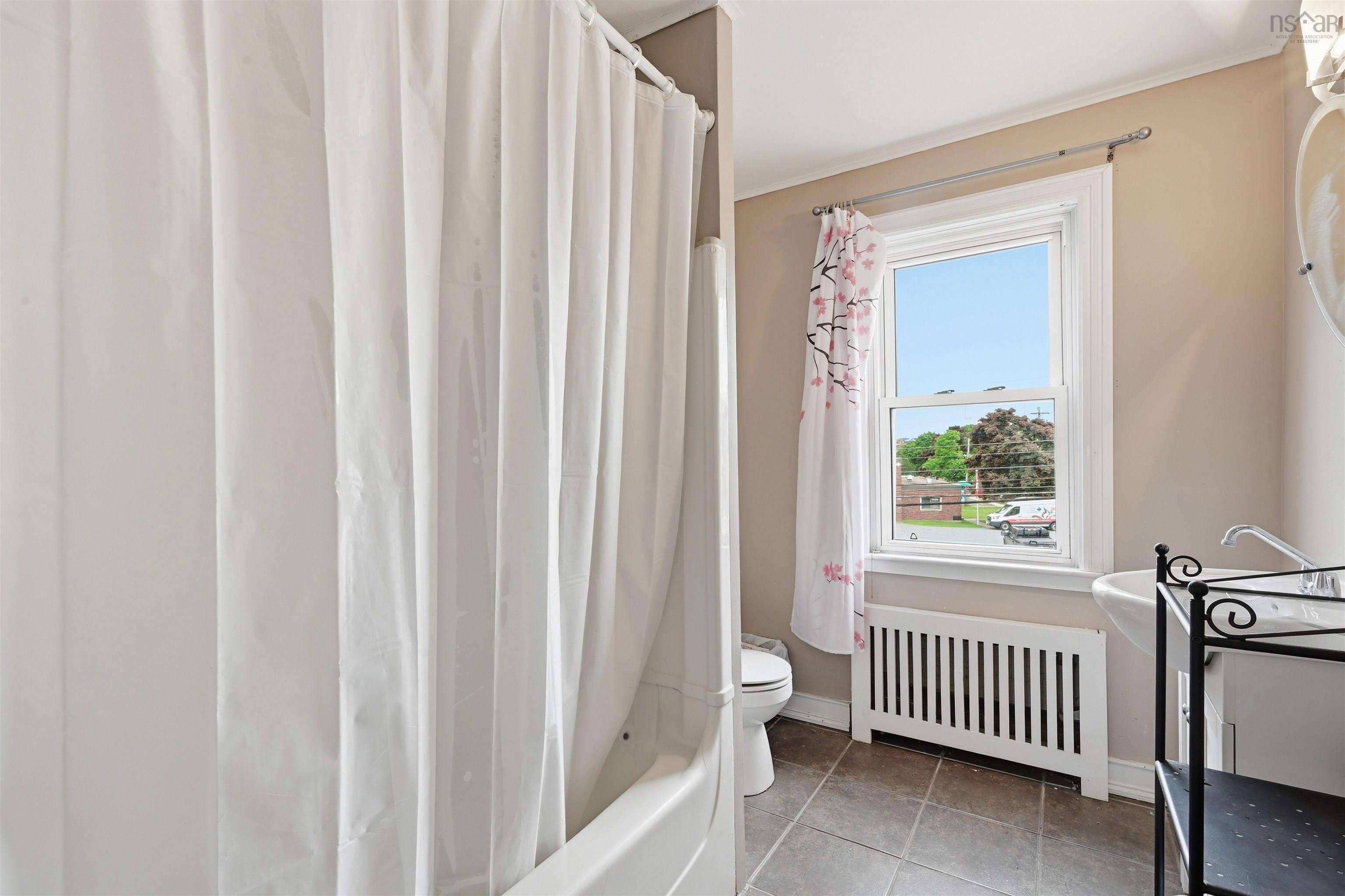 $839,900.00: 7091/7093 Bayers Road, Halifax
