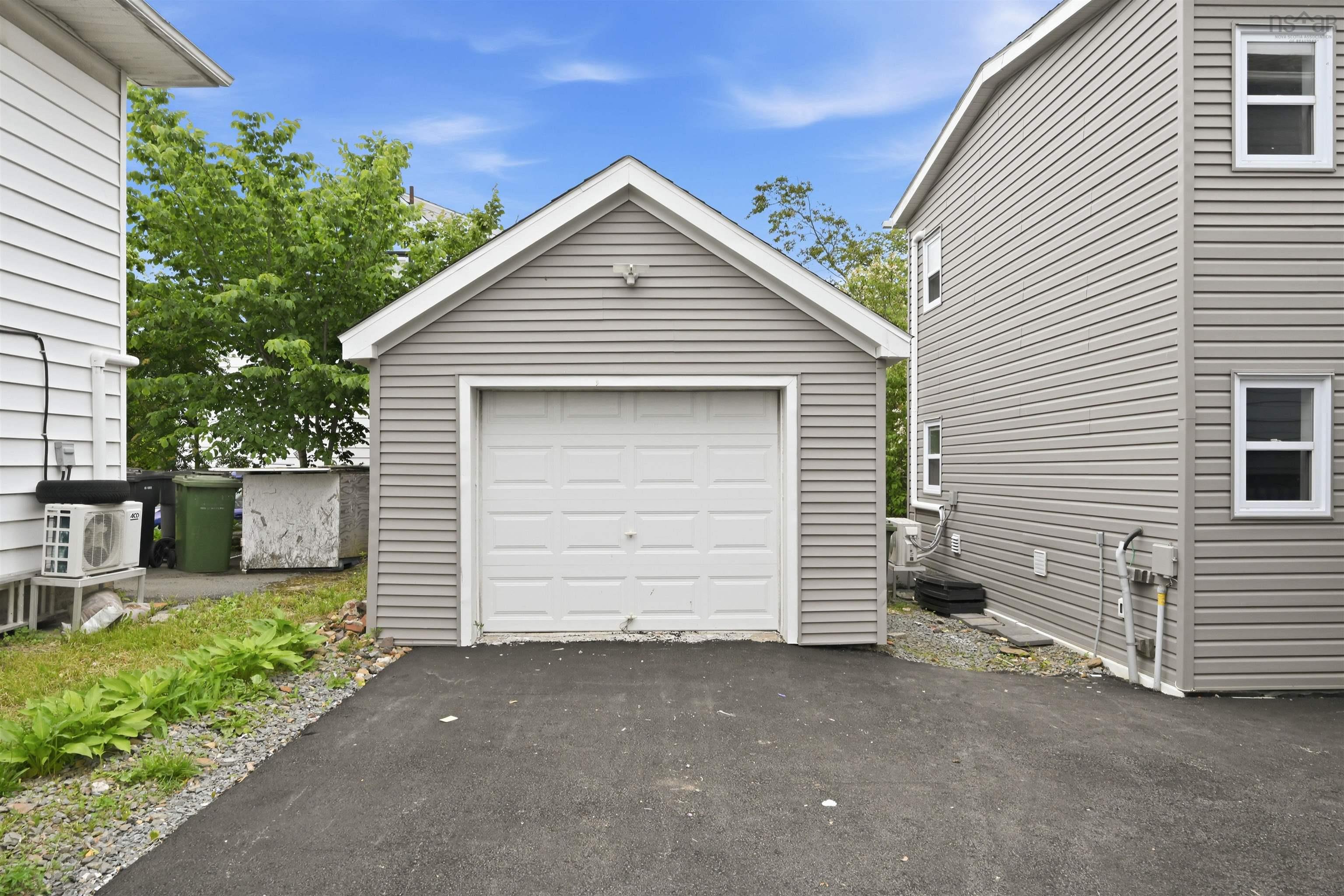 $839,900.00: 7091/7093 Bayers Road, Halifax
