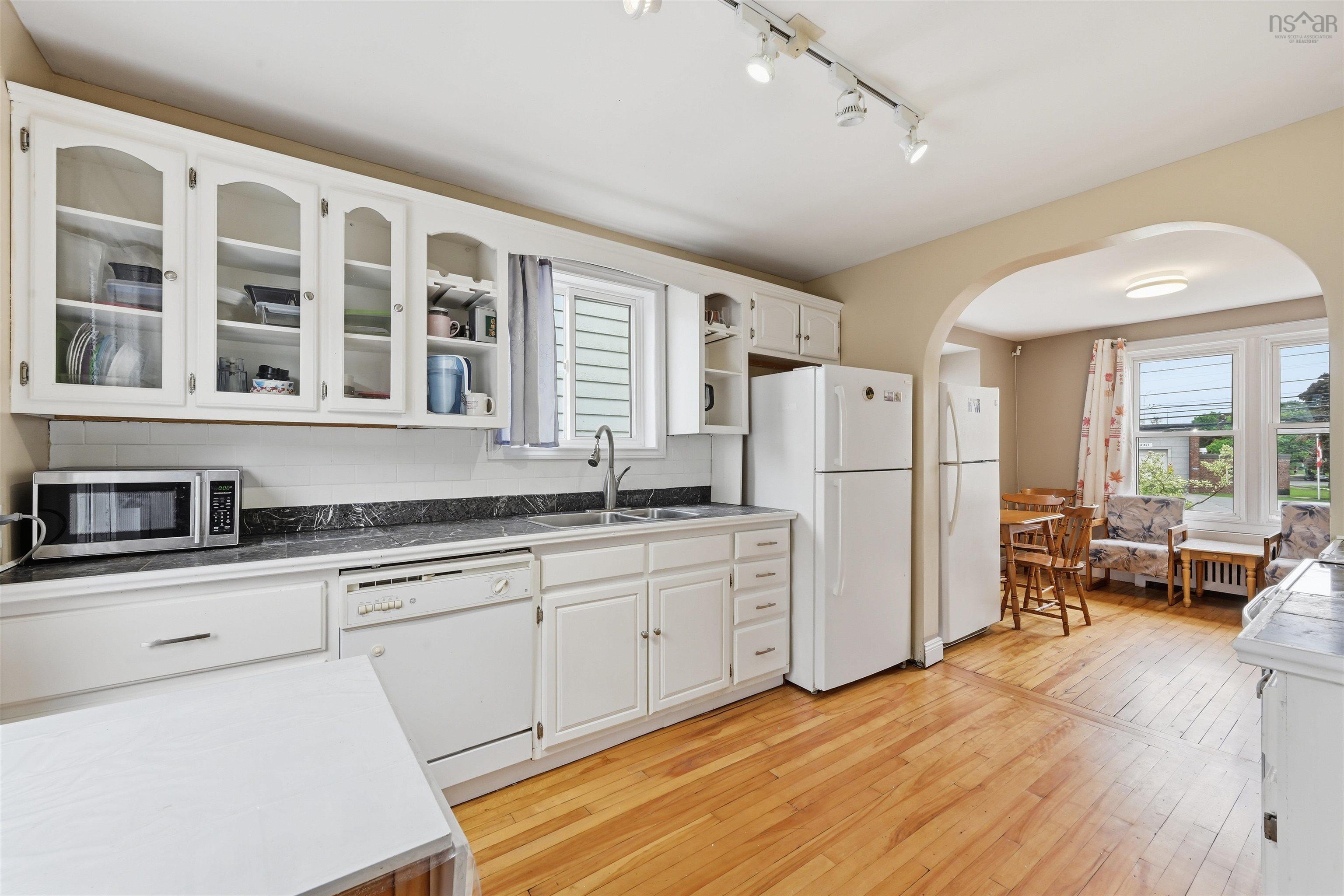 $839,900.00: 7091/7093 Bayers Road, Halifax