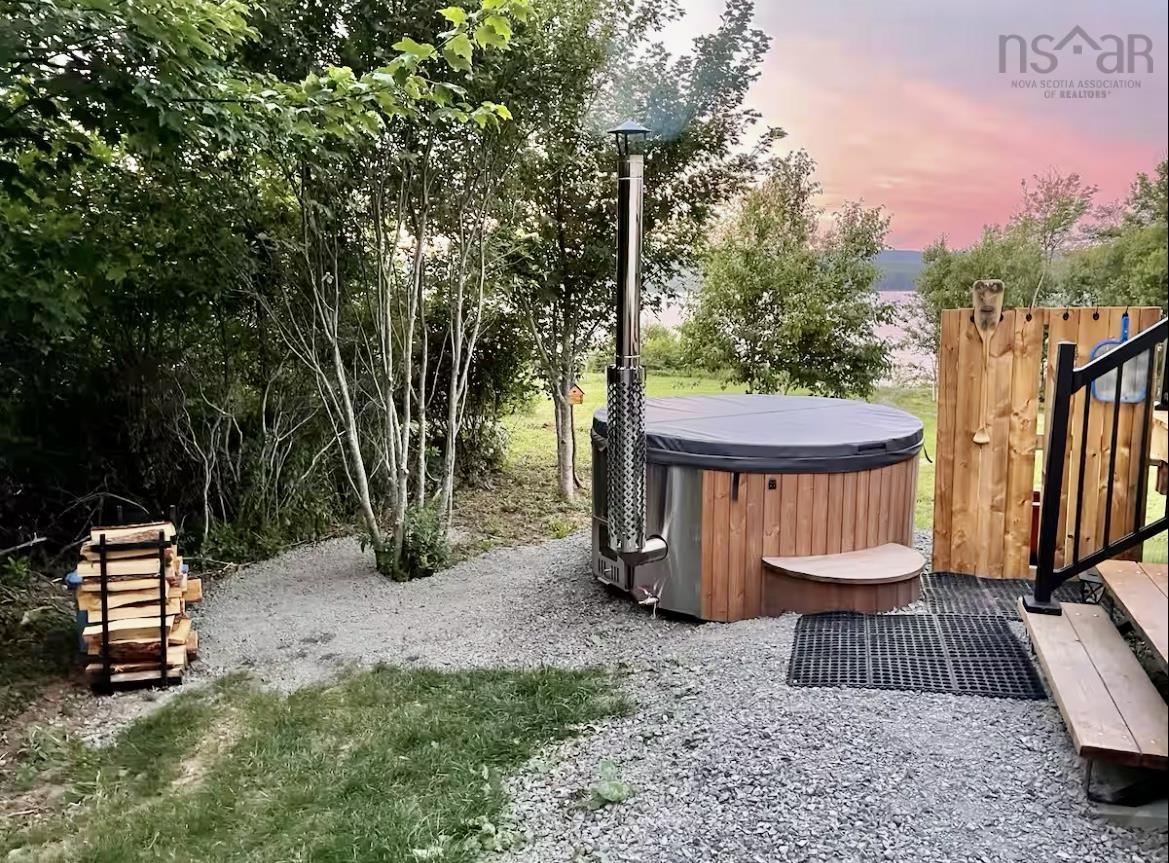 $998,500.00: 1543 West Lake Ainslie, West Lake Ainslie