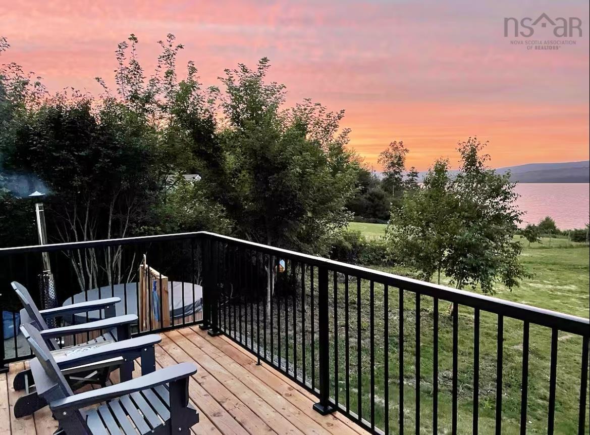 $998,500.00: 1543 West Lake Ainslie, West Lake Ainslie