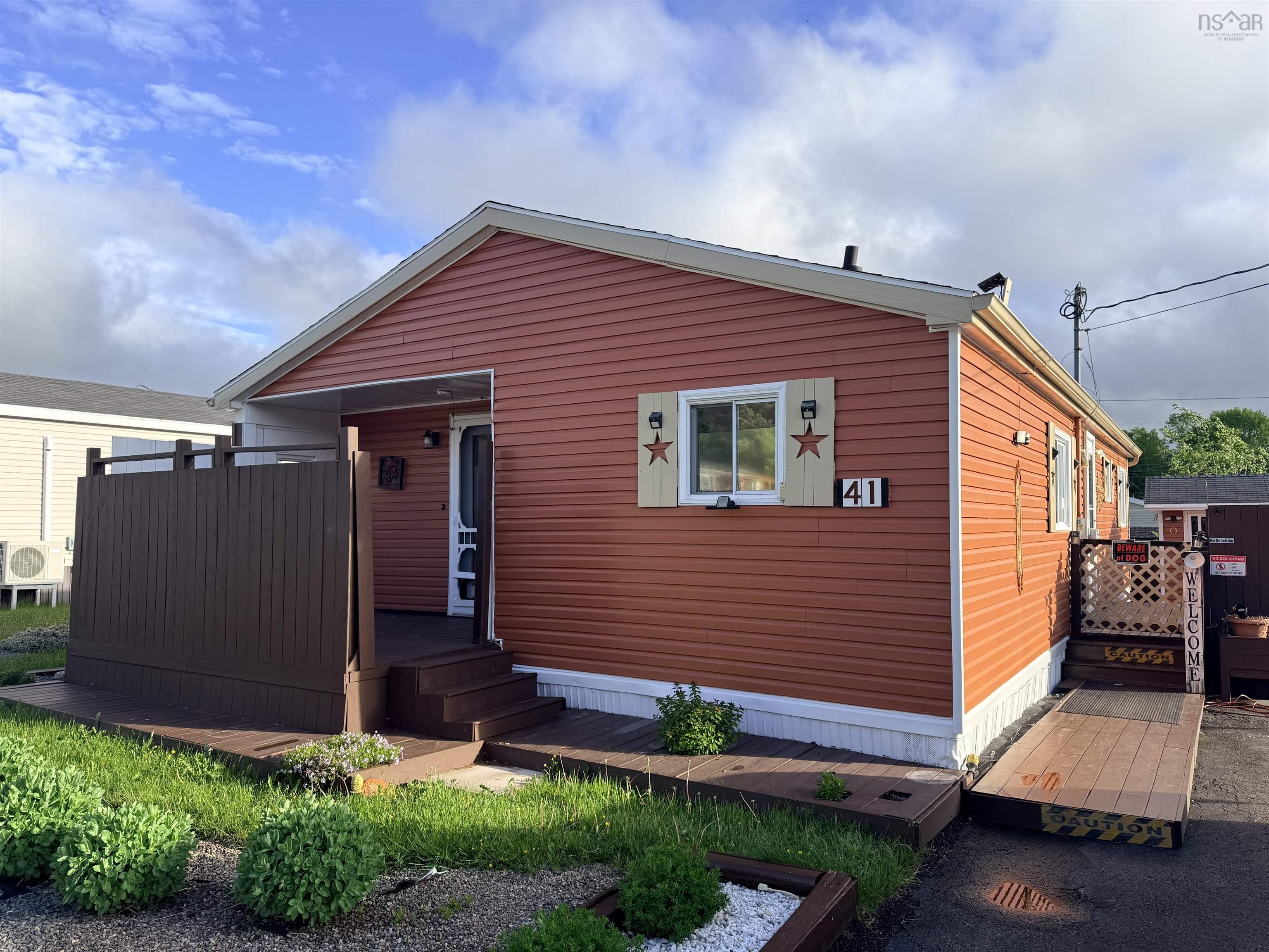 $220,000.00: B1L 1C9 41 Third Street, Howie Centre