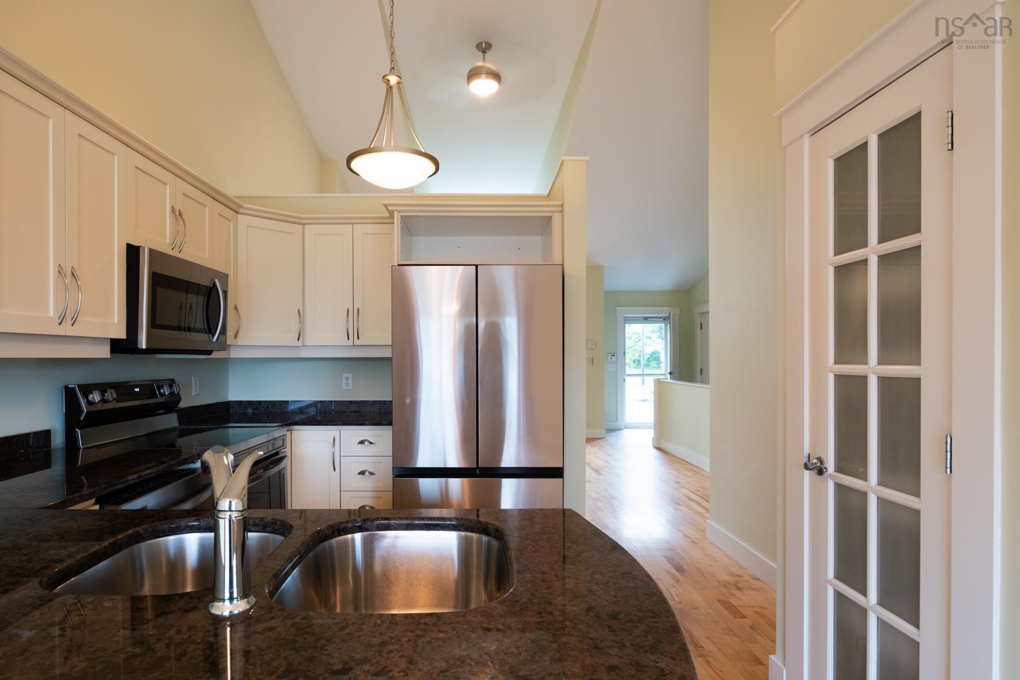 $549,900.00: 12 Narrowleaf Grove, Portland Hills