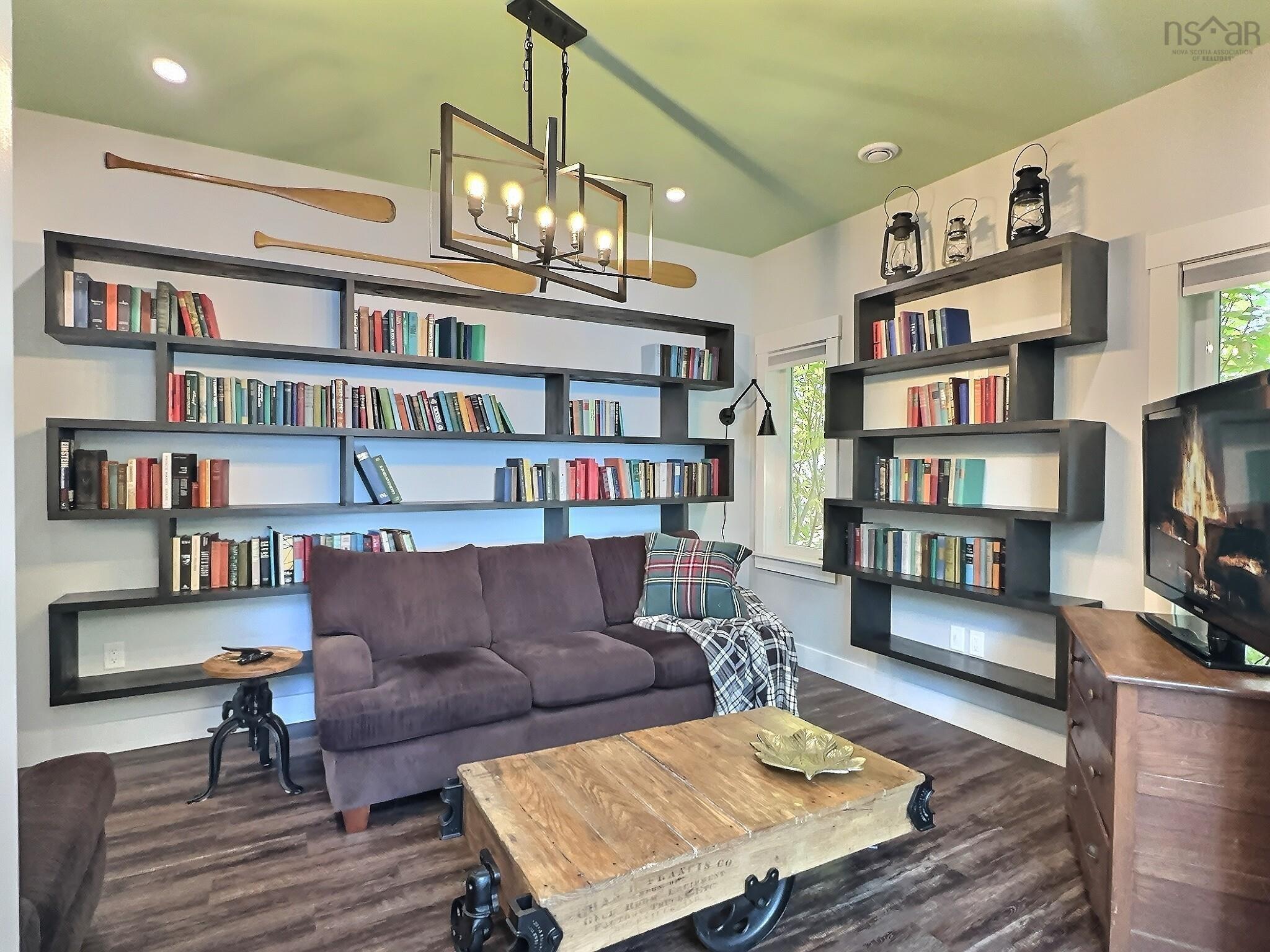 $899,000.00: 100 Lake Shore Drive, Little Dyke