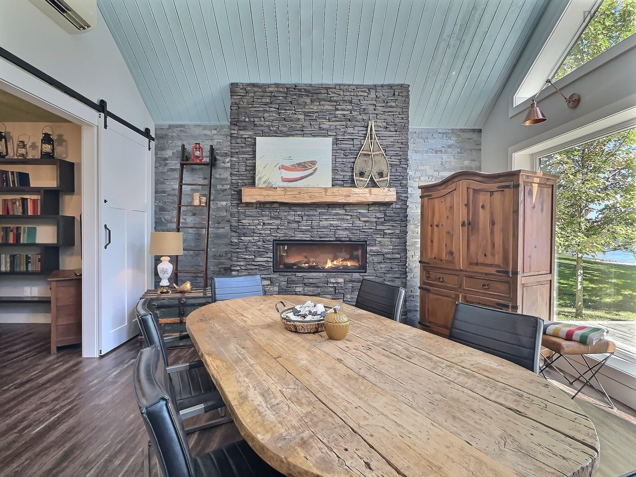 $899,000.00: 100 Lake Shore Drive, Little Dyke
