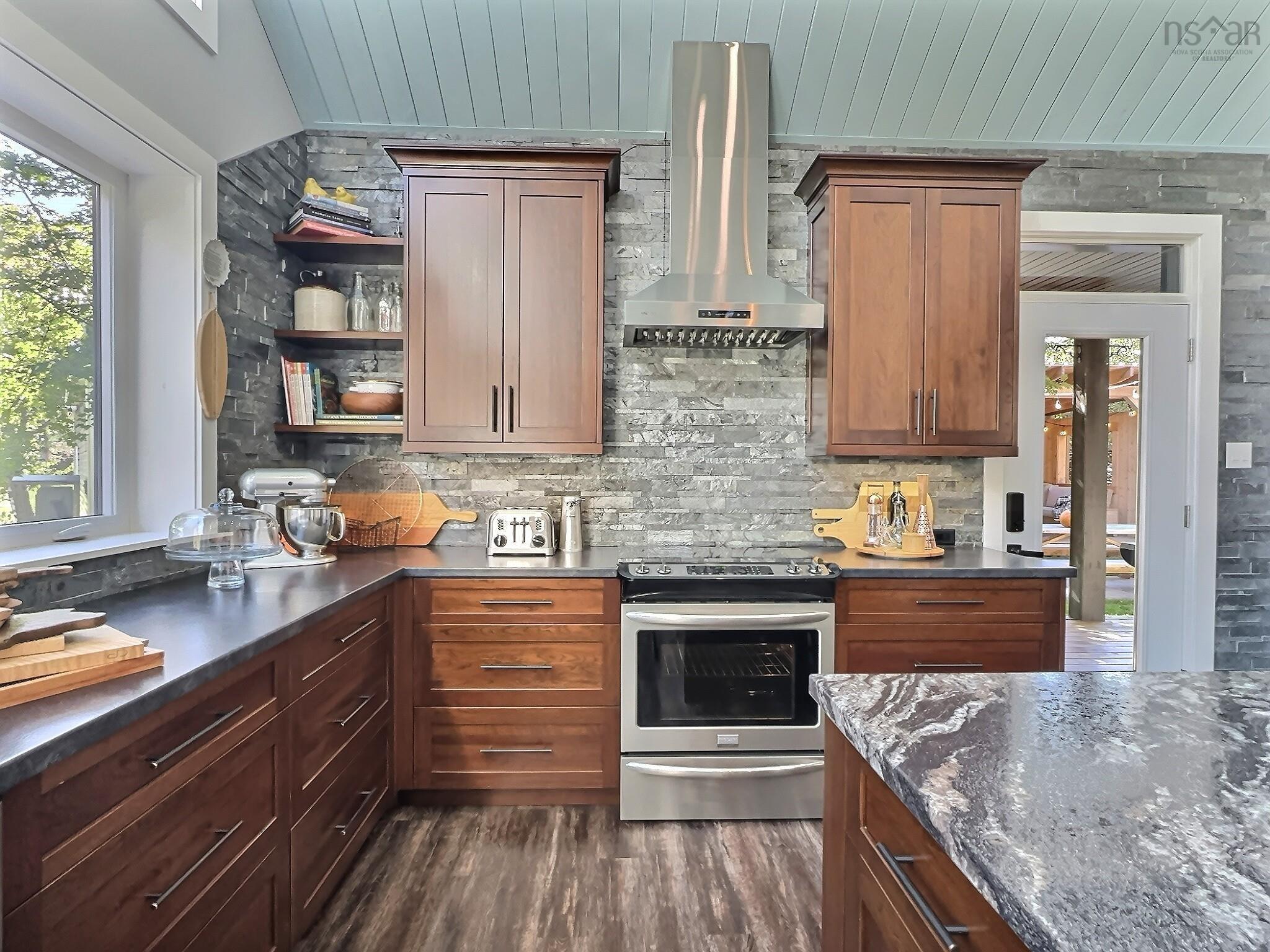 $899,000.00: 100 Lake Shore Drive, Little Dyke