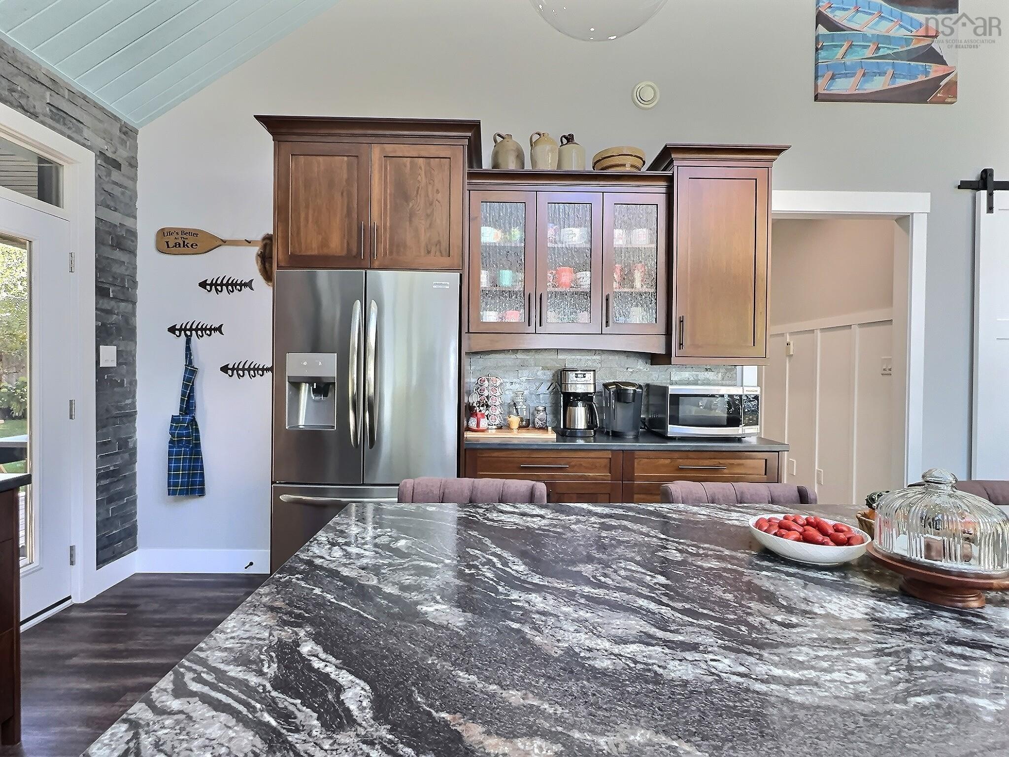 $899,000.00: 100 Lake Shore Drive, Little Dyke