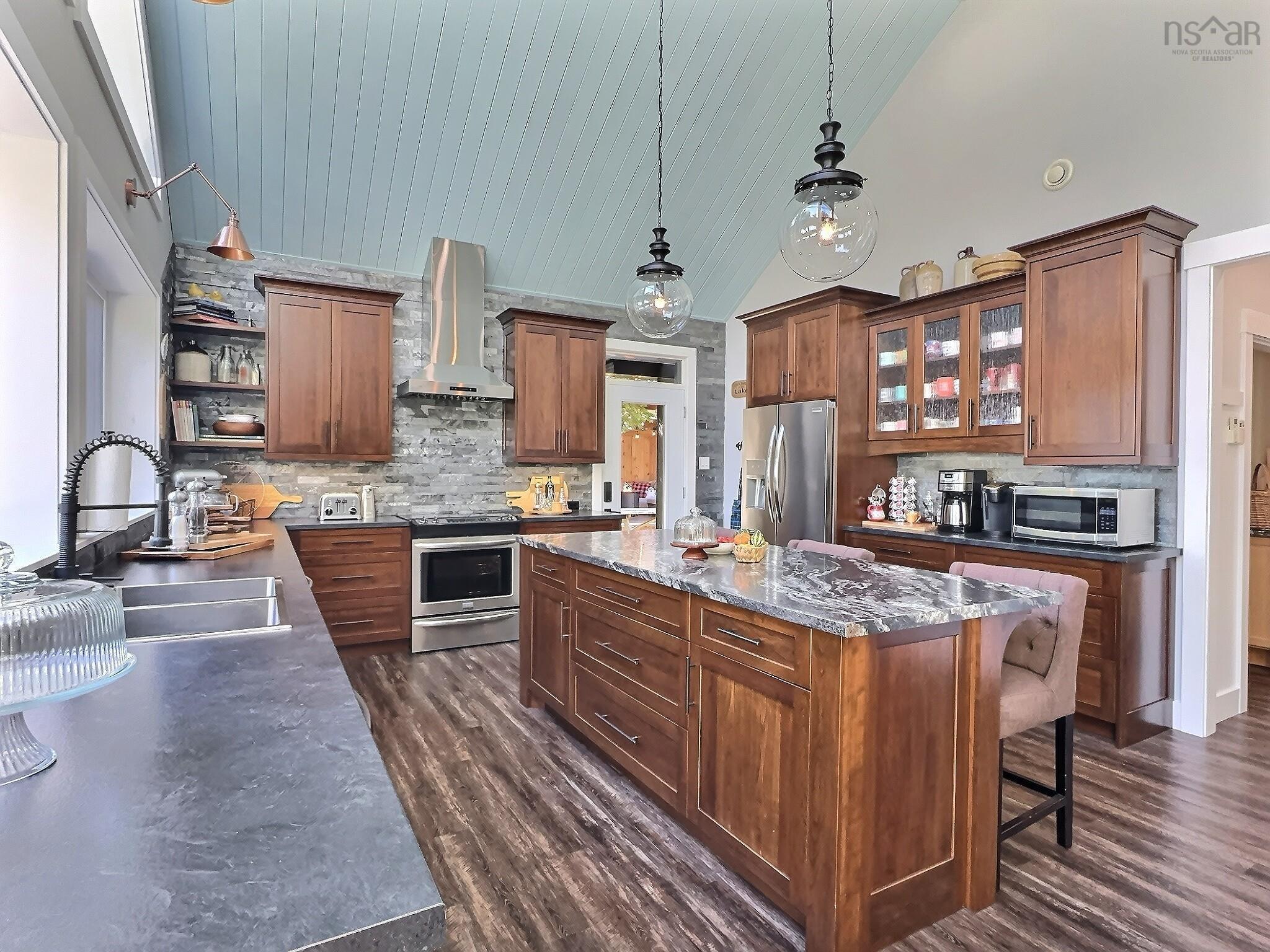 $899,000.00: 100 Lake Shore Drive, Little Dyke