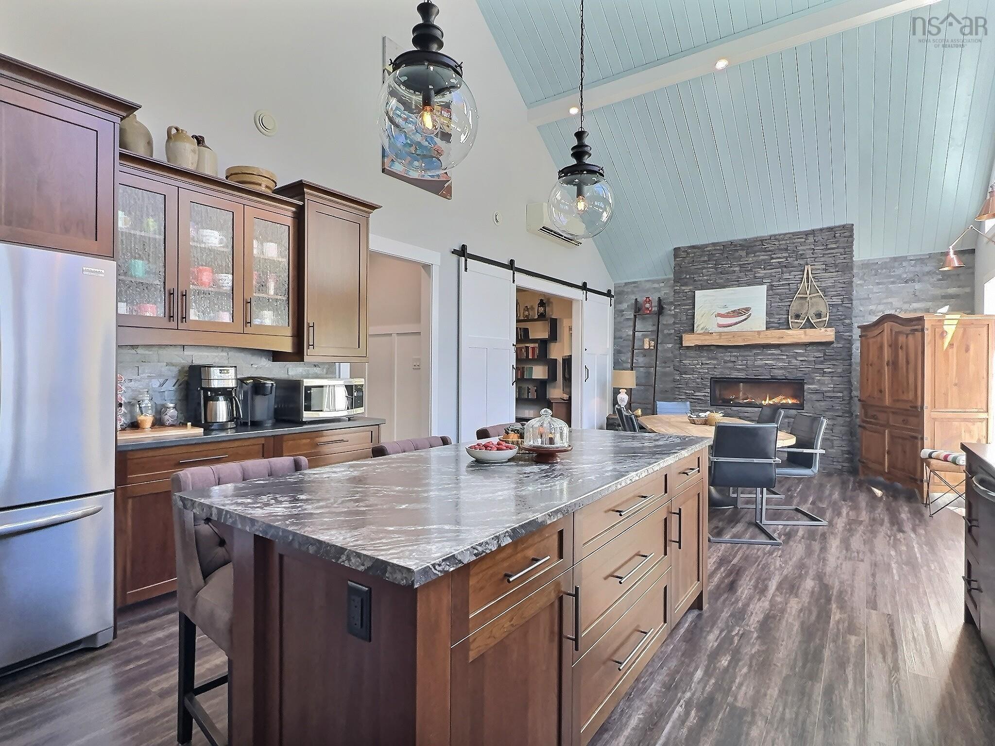 $899,000.00: 100 Lake Shore Drive, Little Dyke