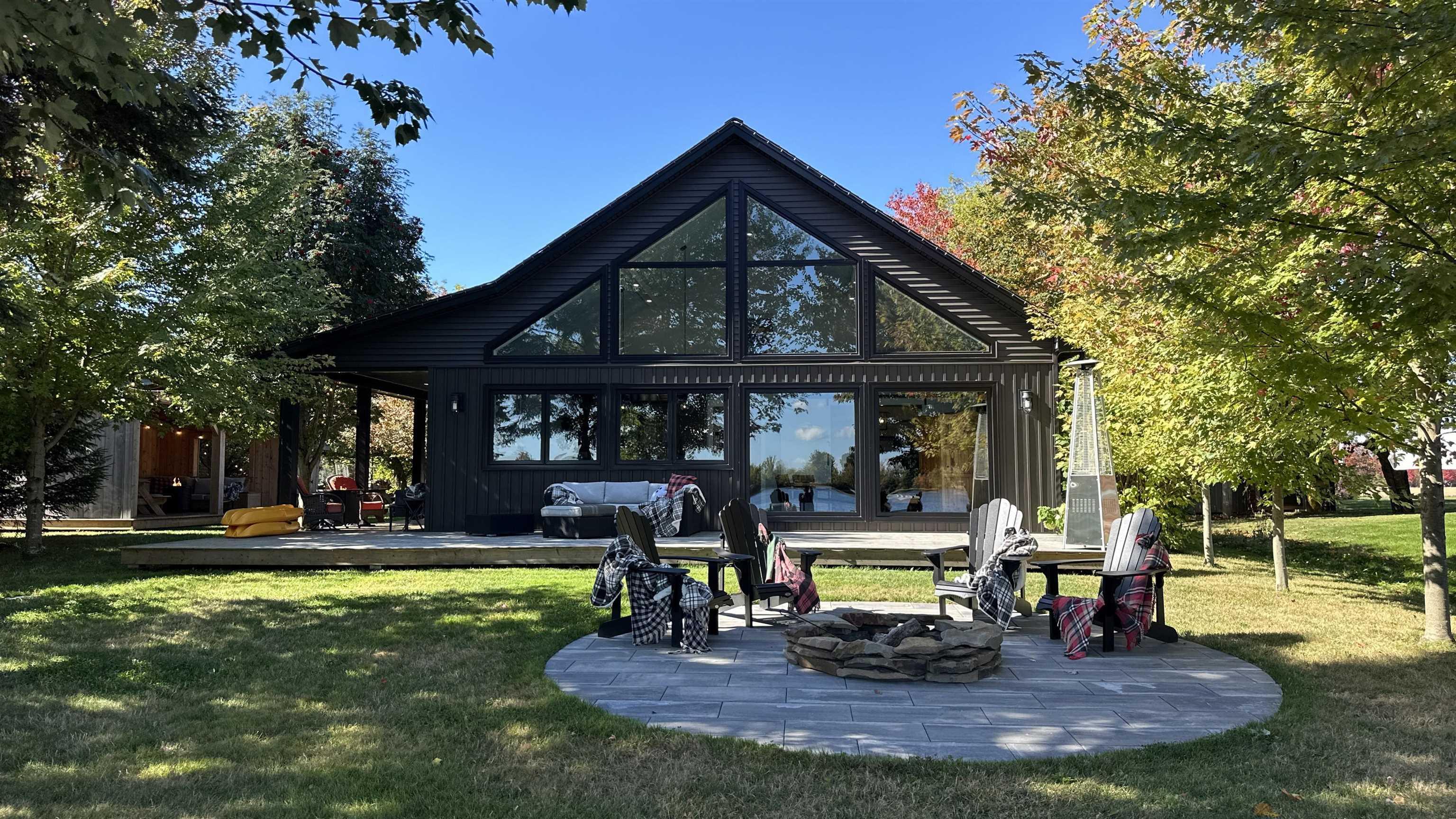 $899,000.00: 100 Lake Shore Drive, Little Dyke