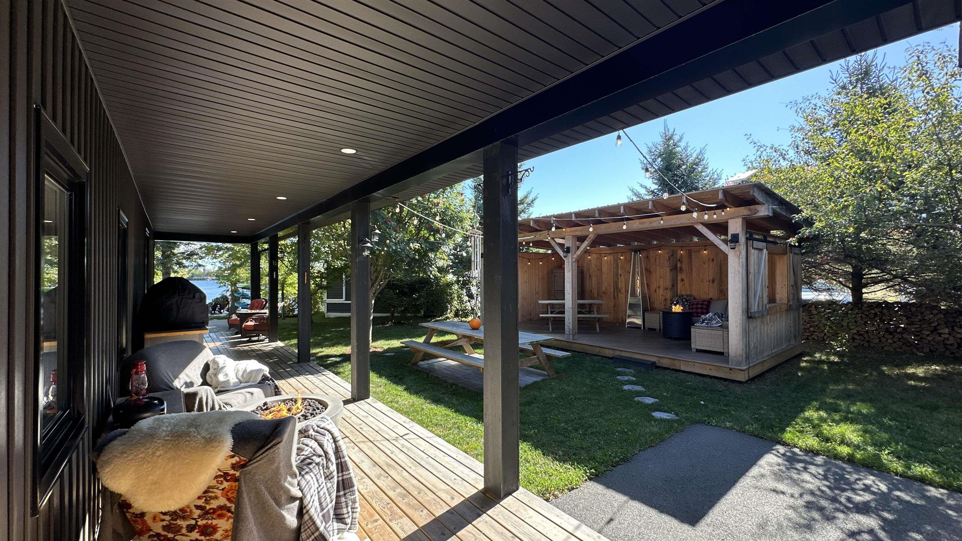 $899,000.00: 100 Lake Shore Drive, Little Dyke