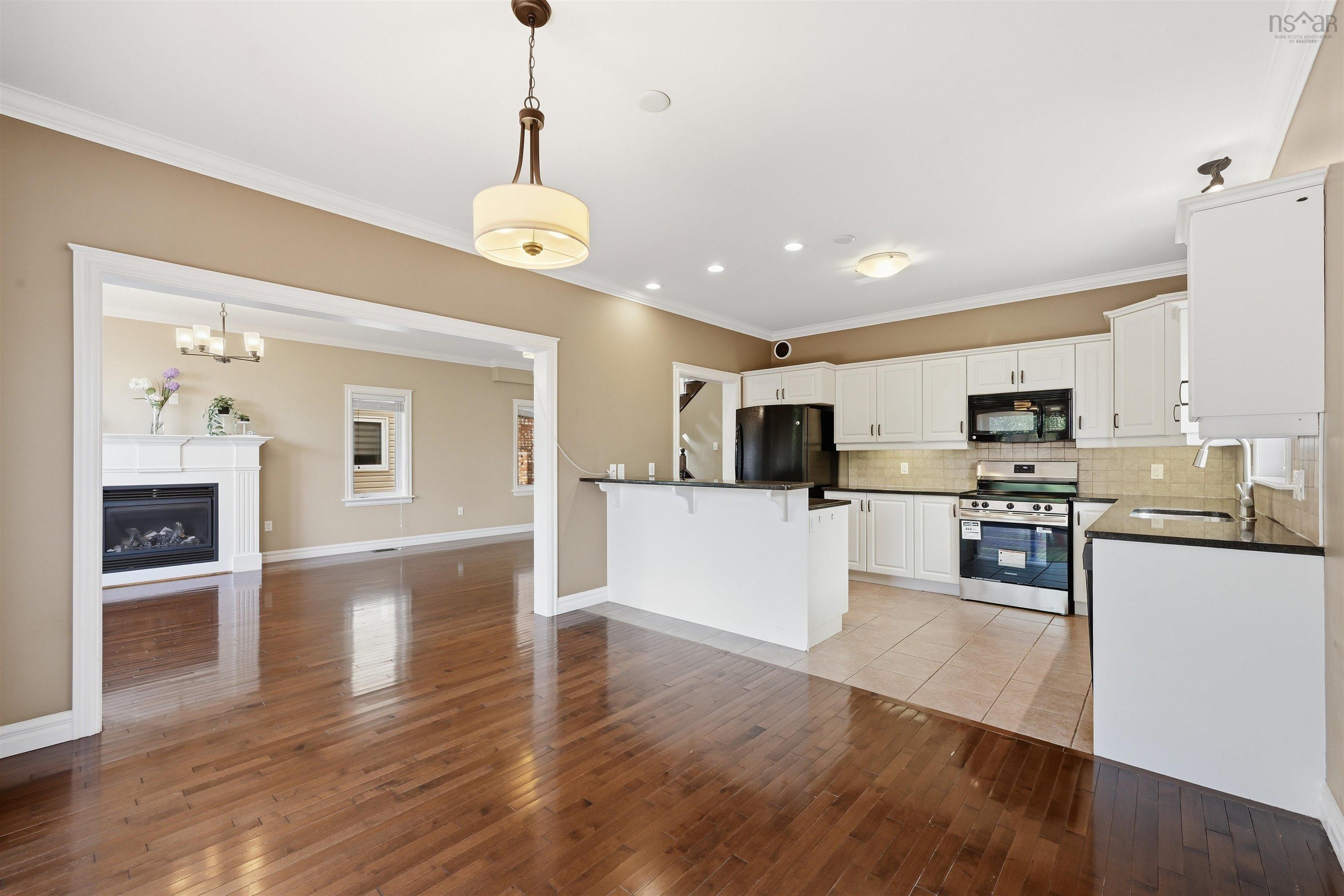 $844,900.00: 55 Windridge Lane, Bedford