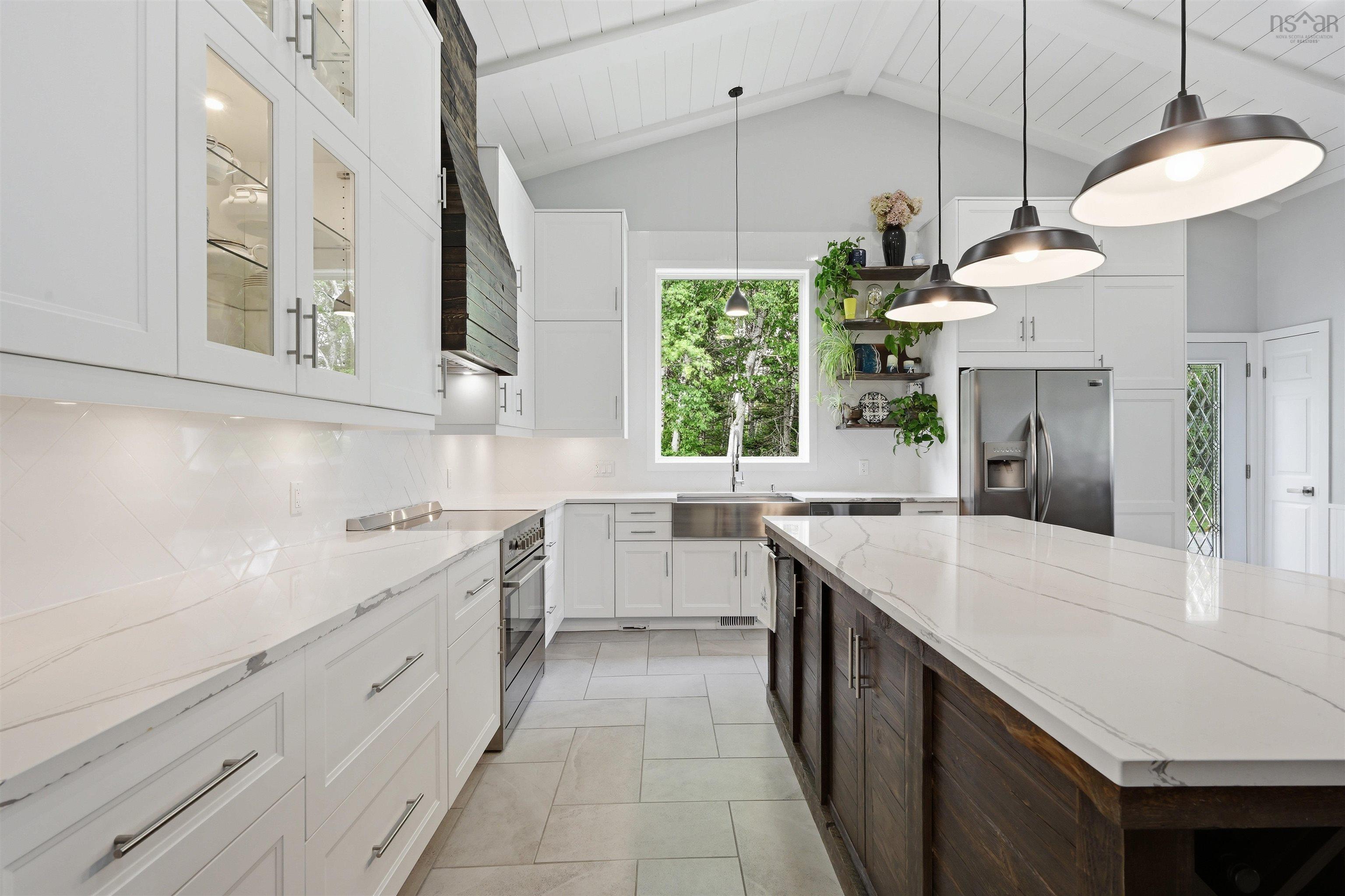 $3,699,000.00: 320 Cove Road, Economy