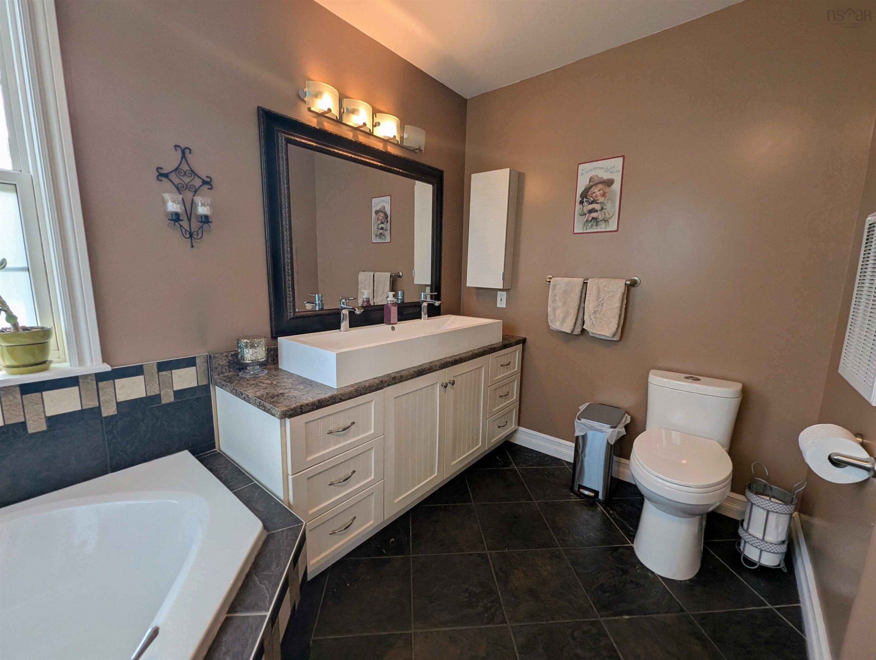 $874,900.00: 94 Valerie Court, Windsor Junction