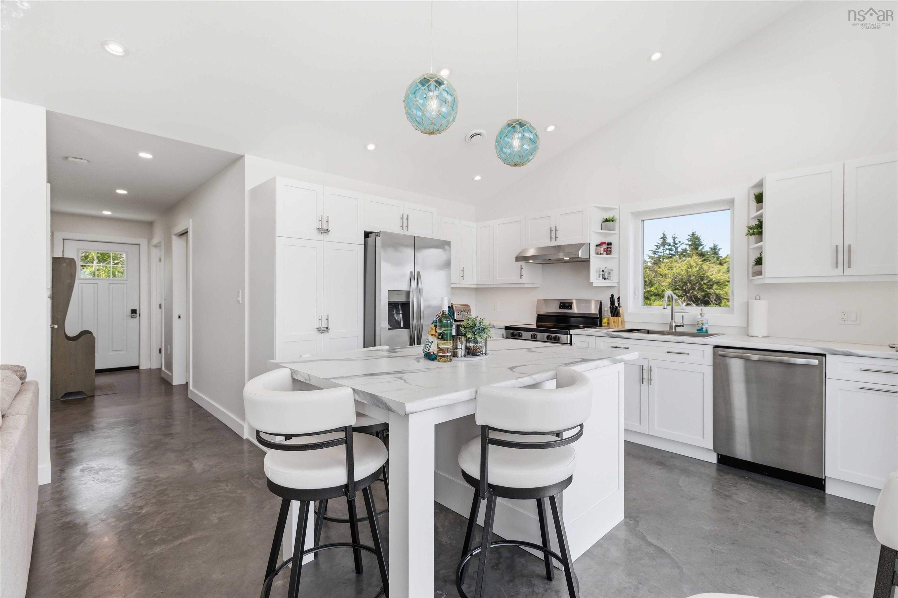 $1,125,000.00: 6837 Highway 3, Hunts Point