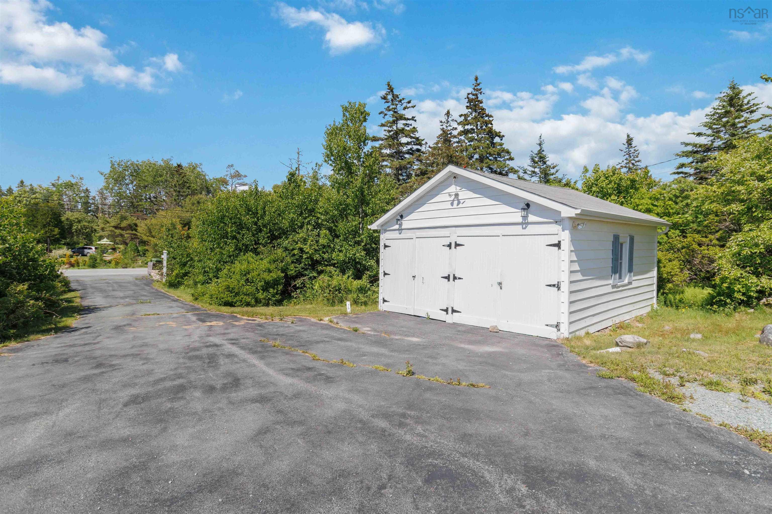 $1,125,000.00: 6837 Highway 3, Hunts Point