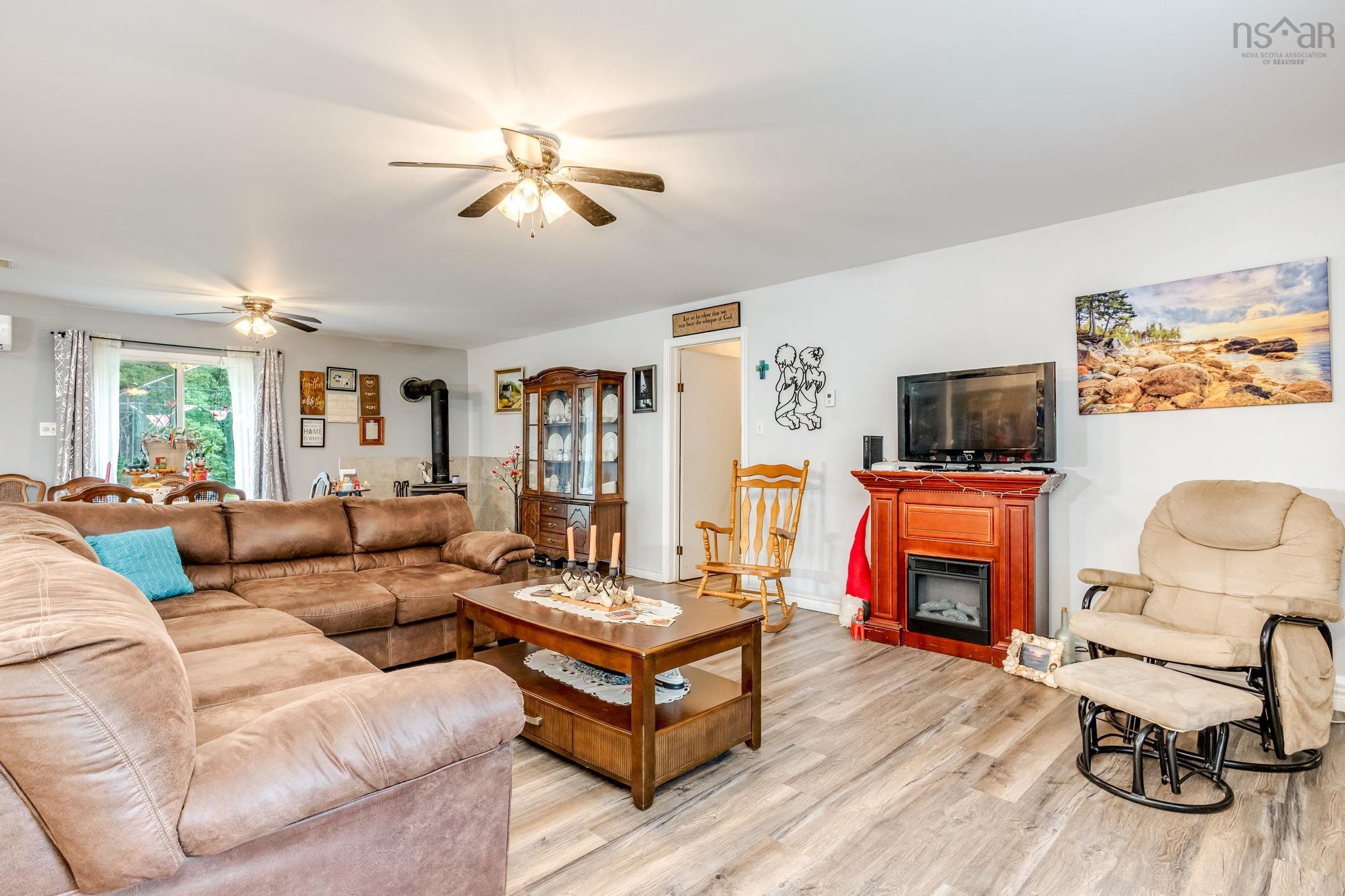 $425,000.00: 266 Hall Road, South Greenwood