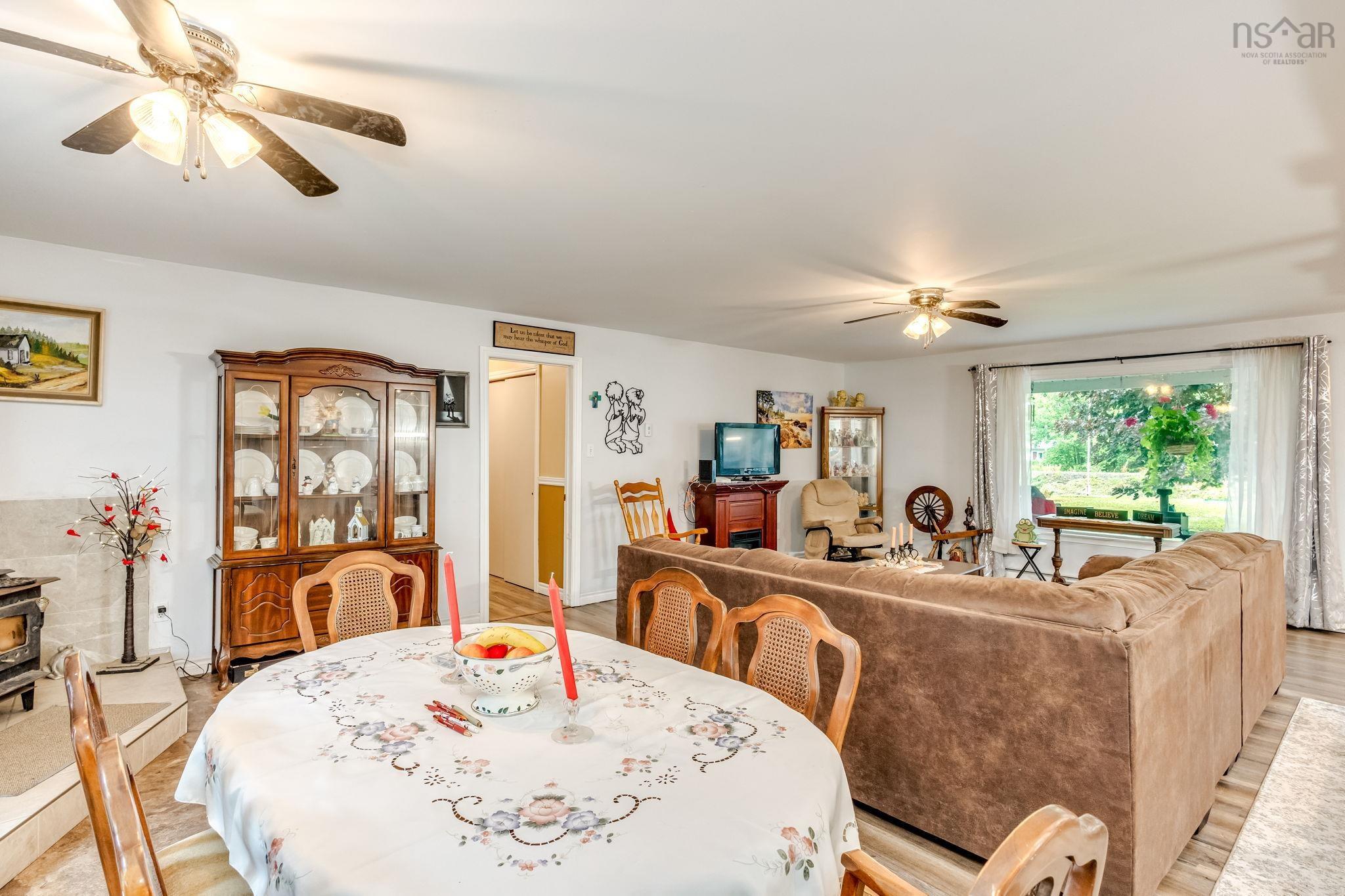 $425,000.00: 266 Hall Road, South Greenwood