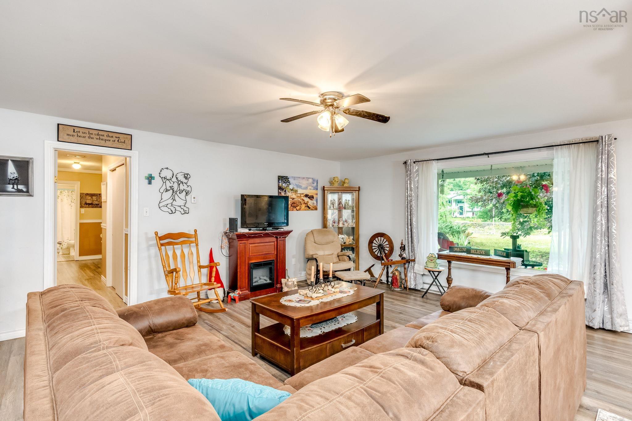 $425,000.00: 266 Hall Road, South Greenwood