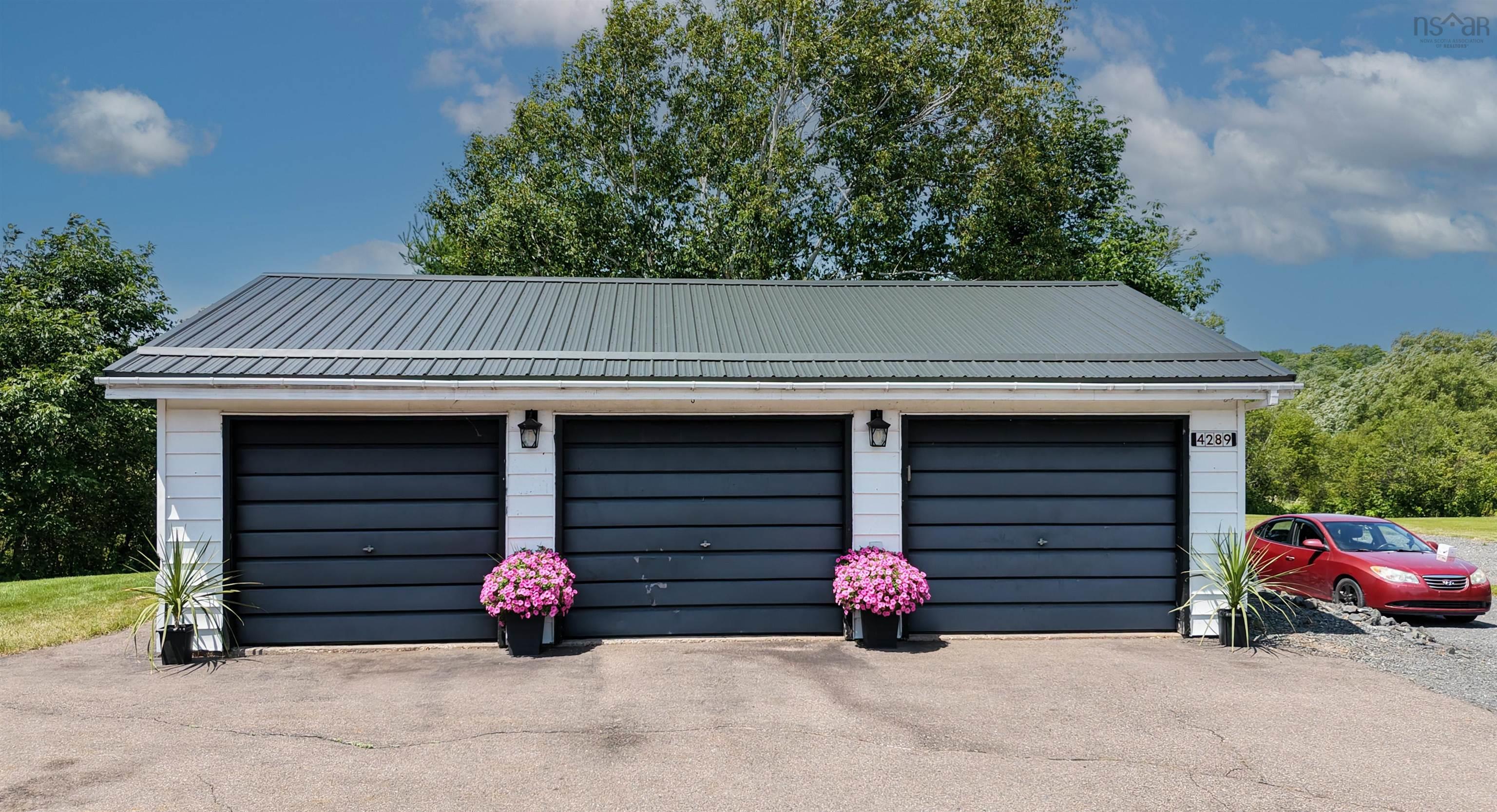 $565,000.00: 4289 West River East Side Road, Durham