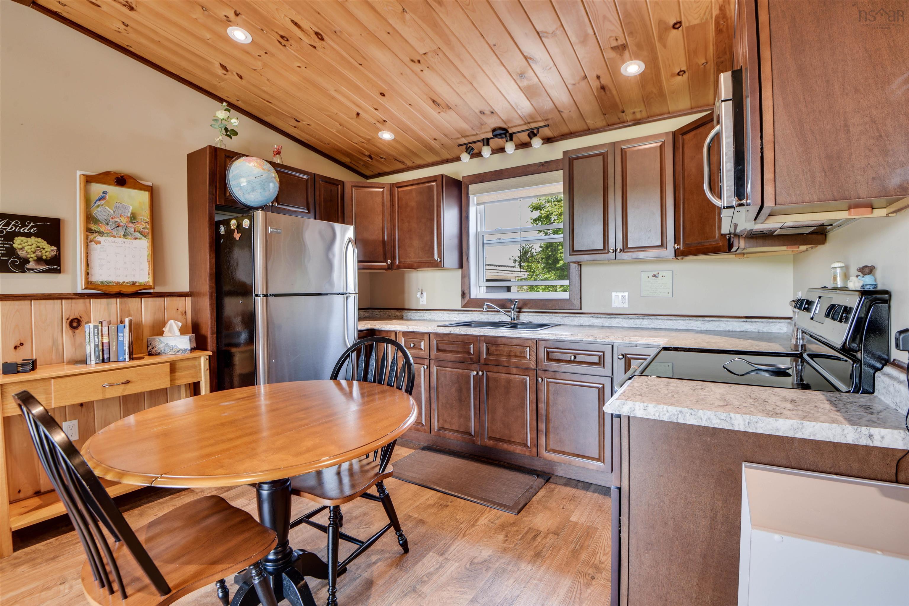 $565,000.00: 4289 West River East Side Road, Durham