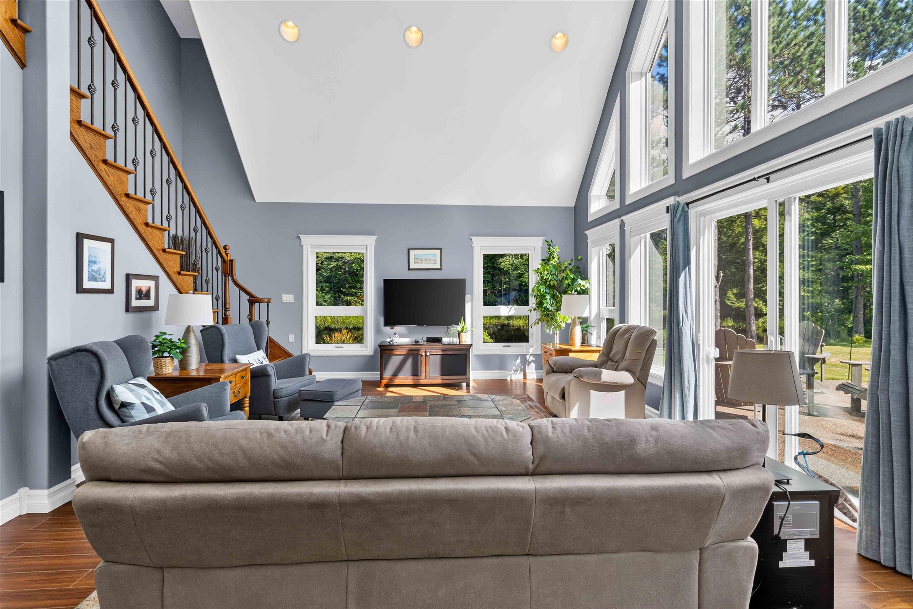 $749,900.00: 98 Canoe Lake Cove Road, Leminster