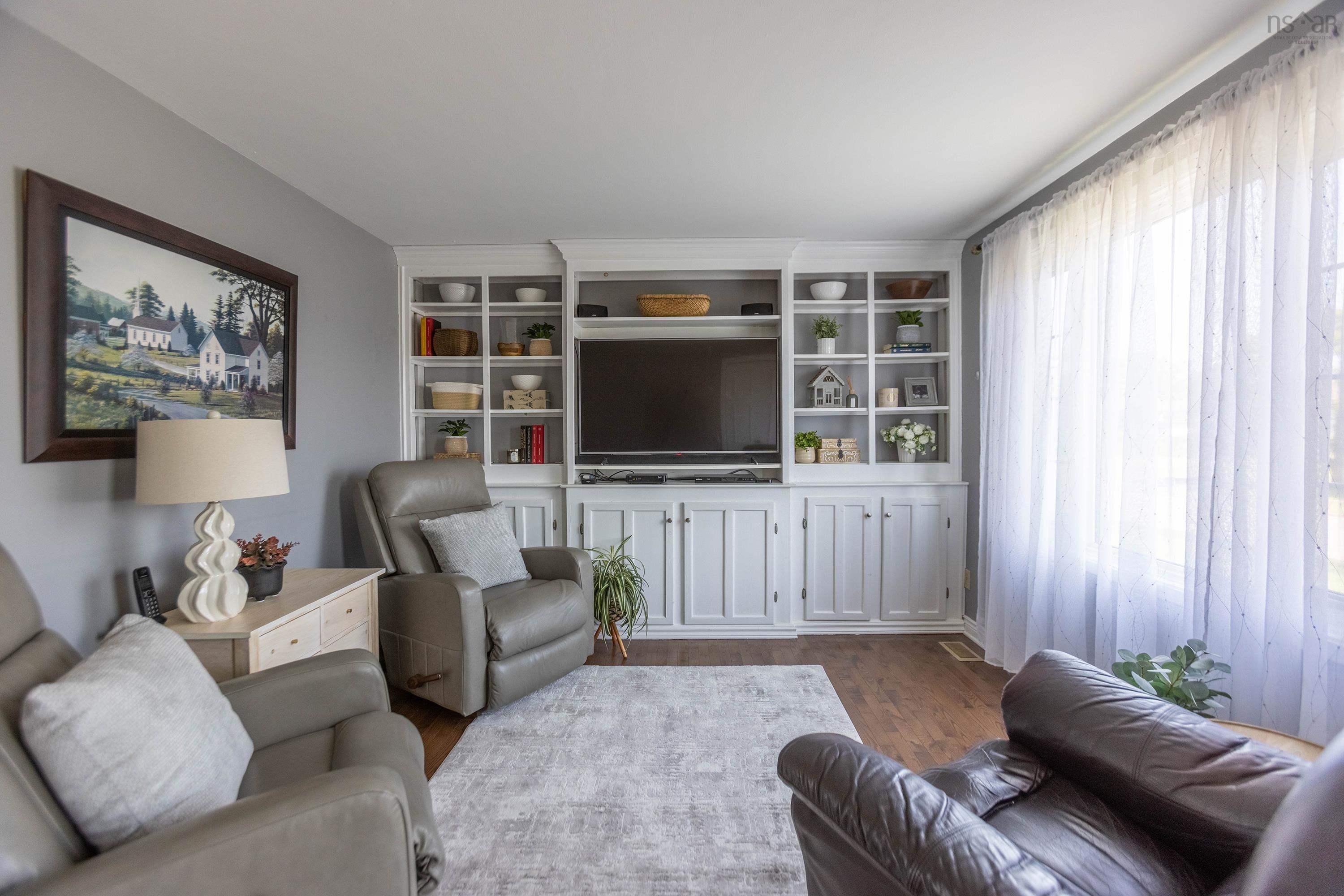 $299,900.00: 75 Willow Street, Amherst