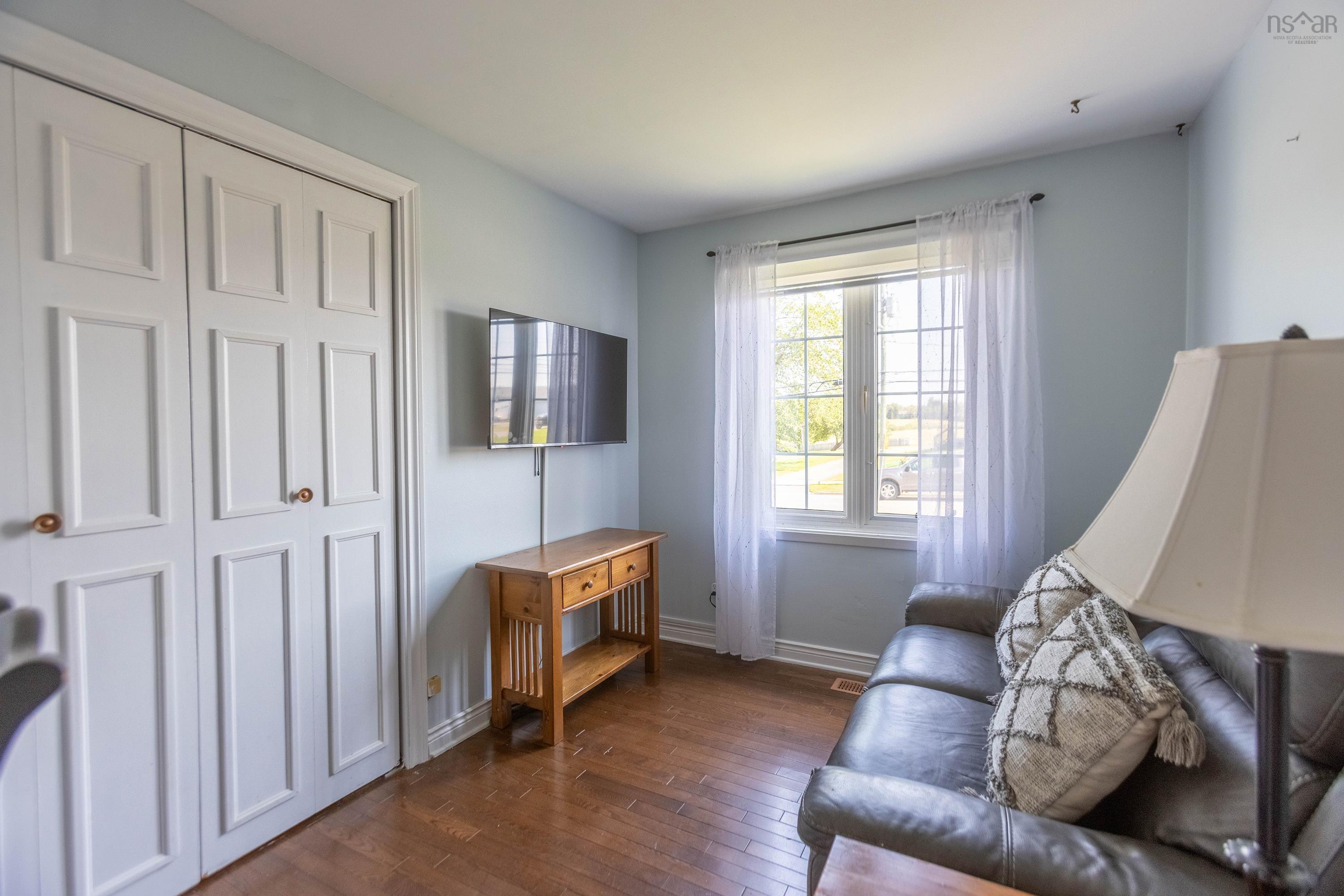 $299,900.00: 75 Willow Street, Amherst