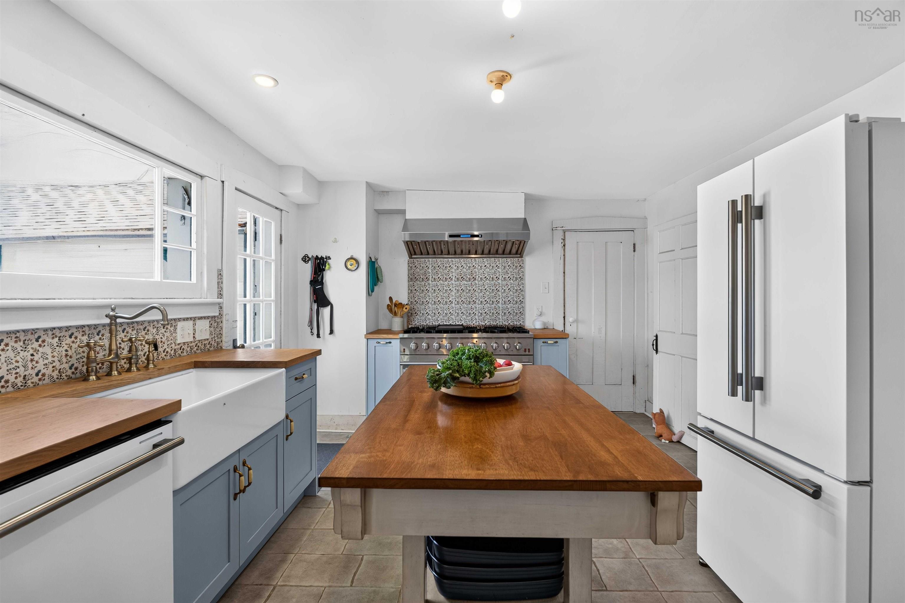 $899,999.00: 5019 201 Highway, West Paradise