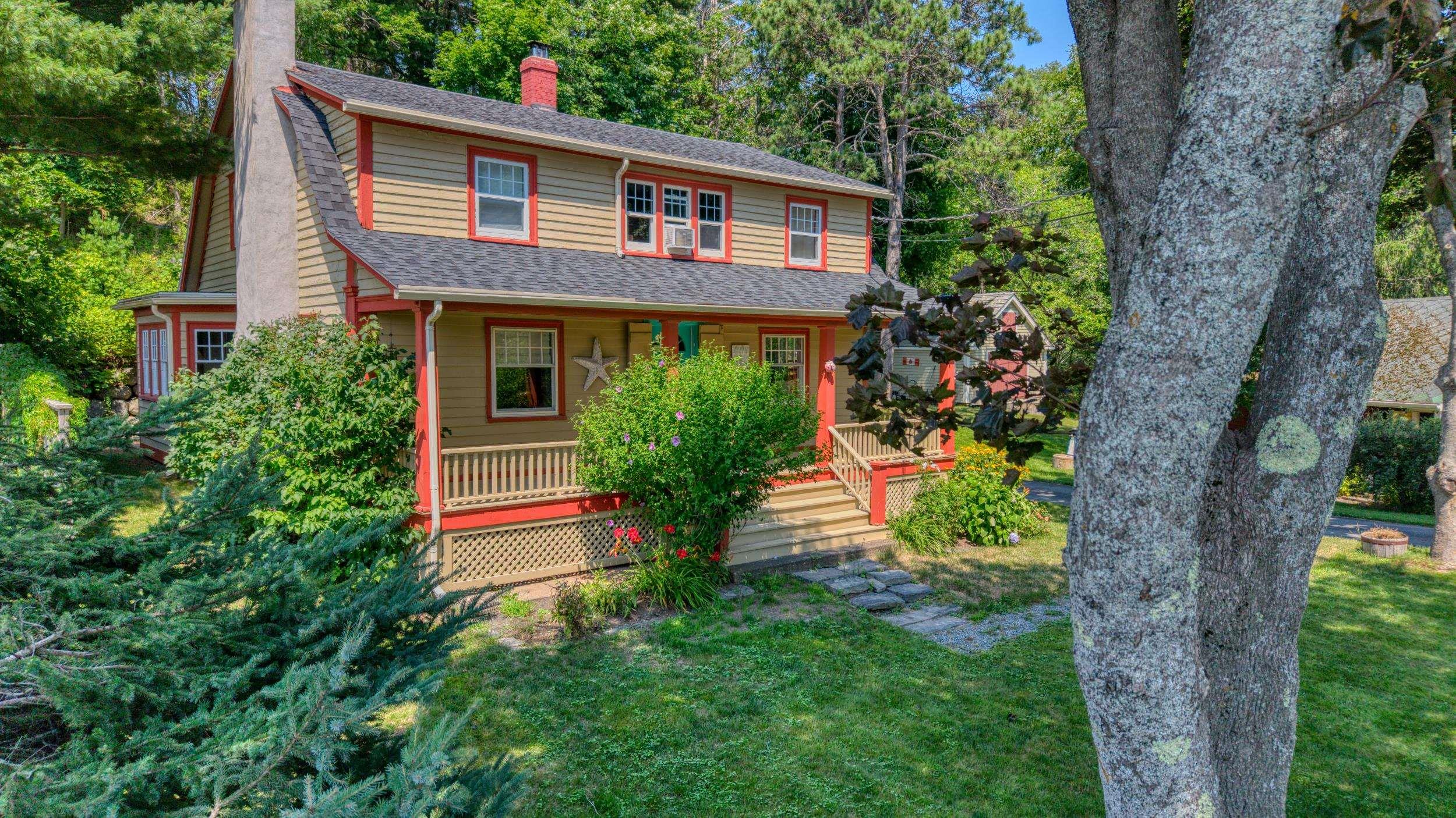 $950,000.00: 261 Edgewater Street, Mahone Bay