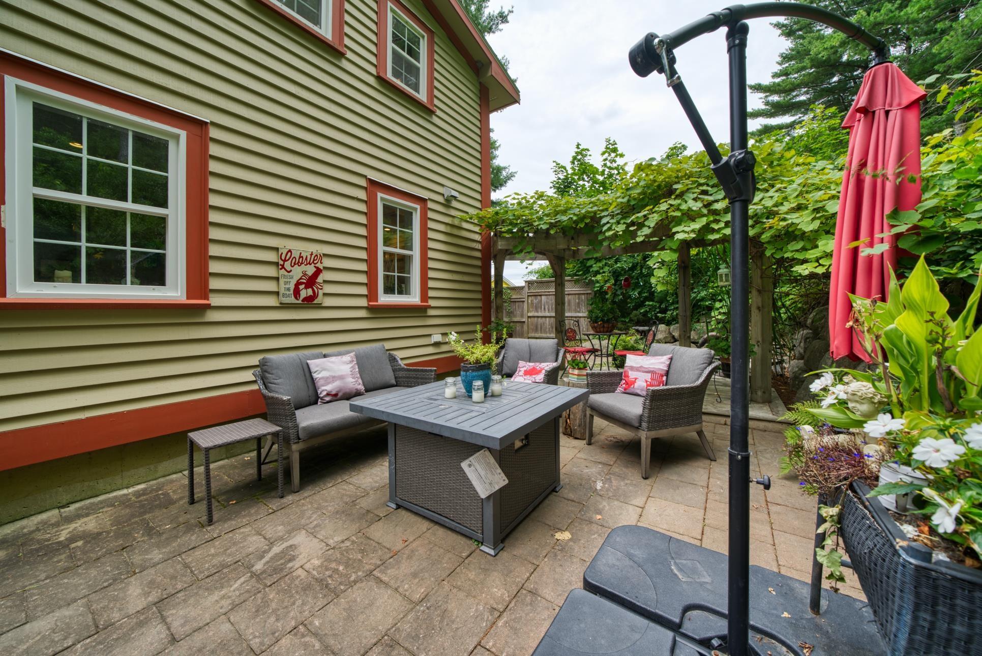 $950,000.00: 261 Edgewater Street, Mahone Bay
