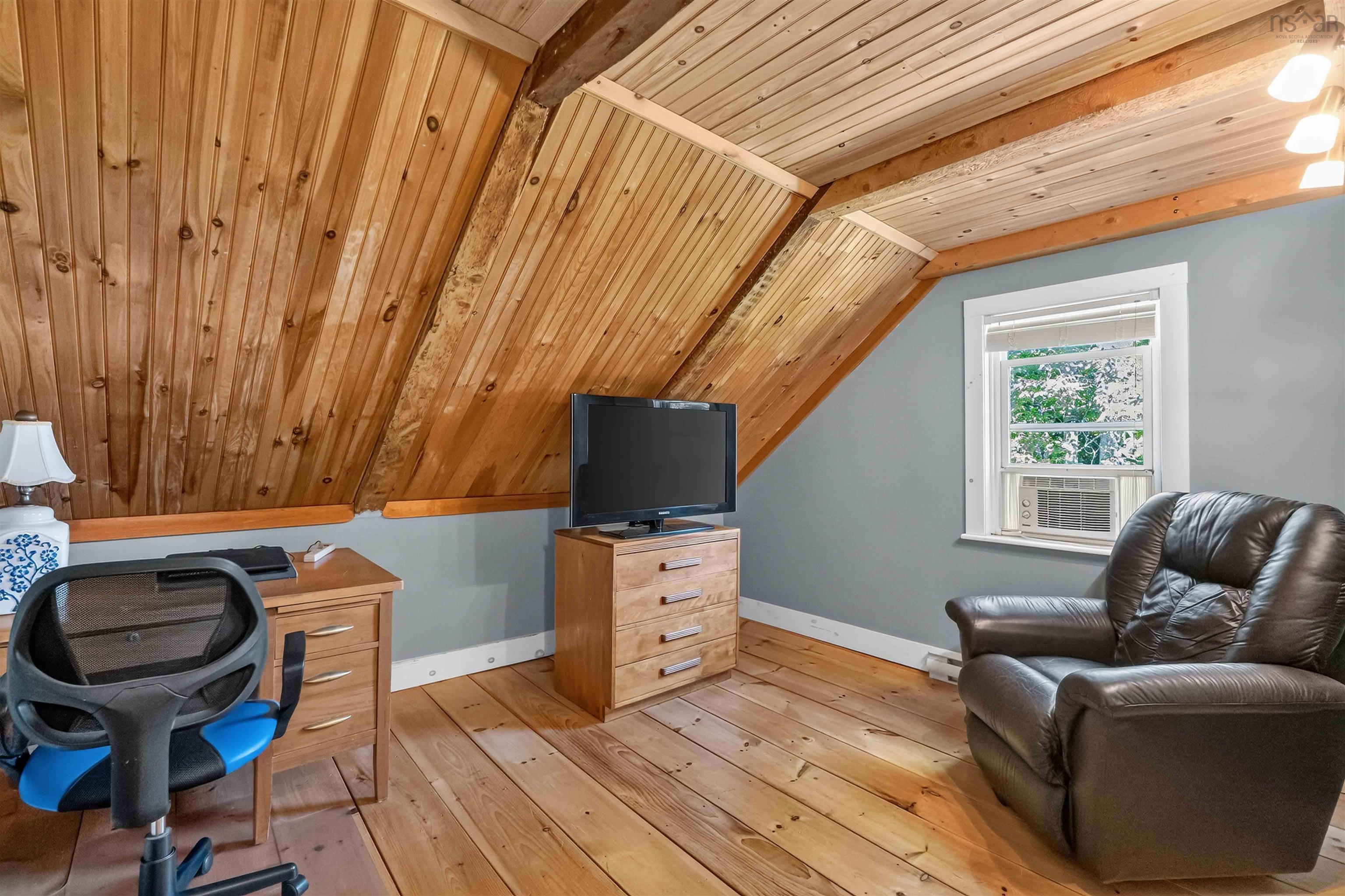 $374,900.00: 14077 Highway 1, Hants Border
