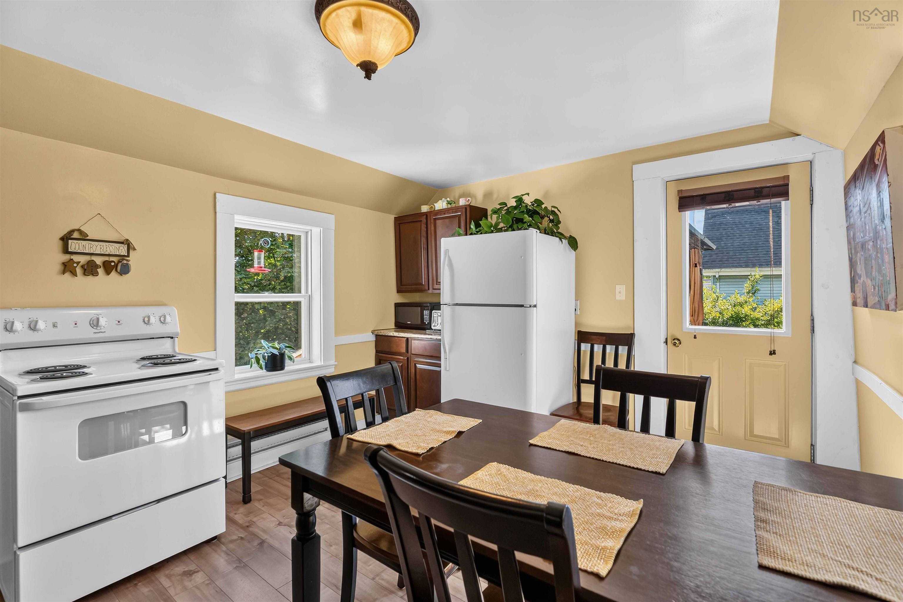 $374,900.00: 14077 Highway 1, Hants Border