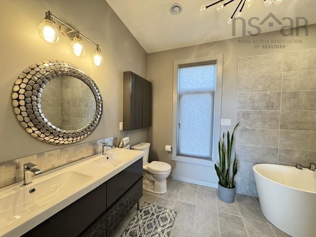 $649,900.00: 110 Kaakwogook Way, Clam Bay