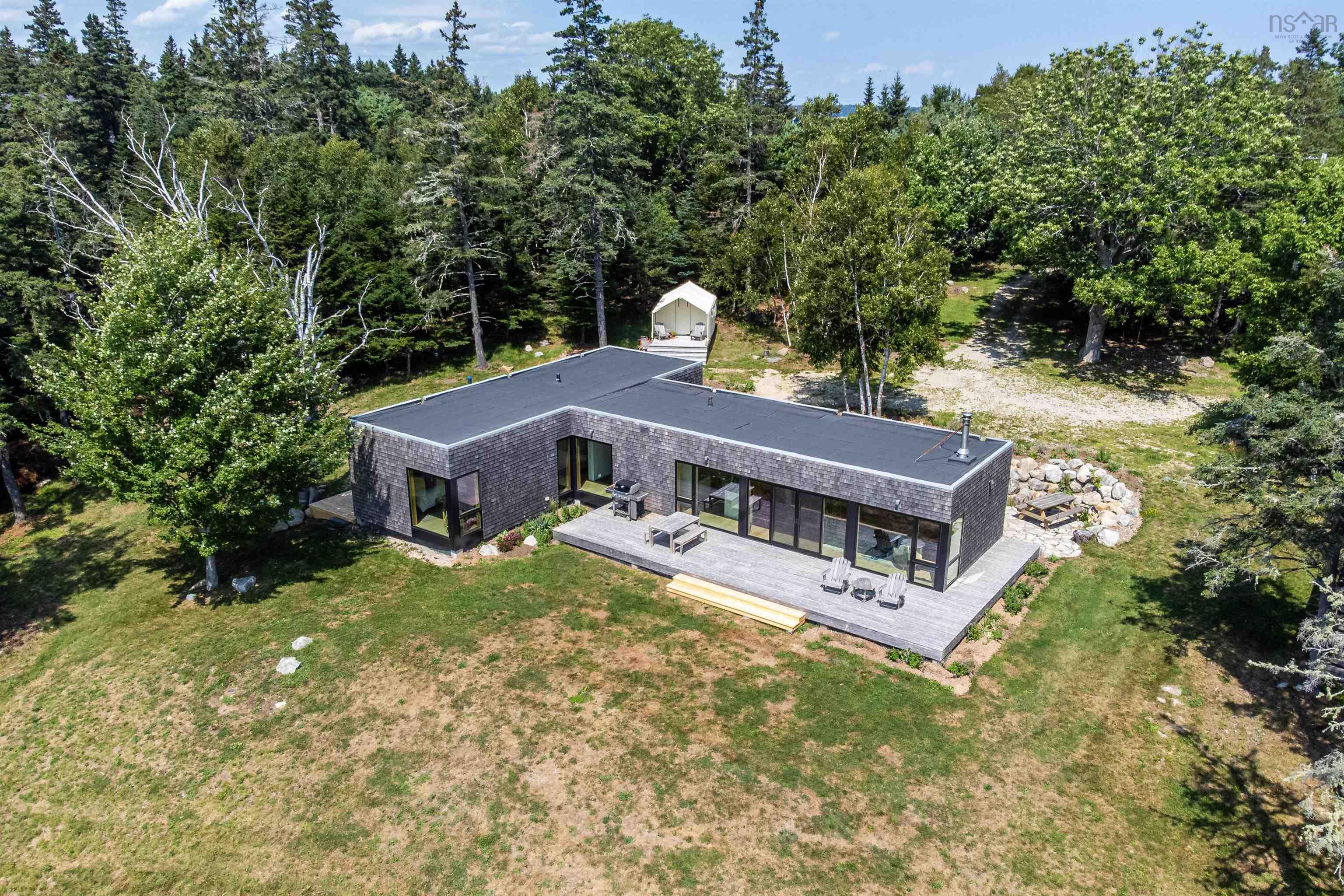 $879,000.00: 143 South Cove Drive, Feltzen South
